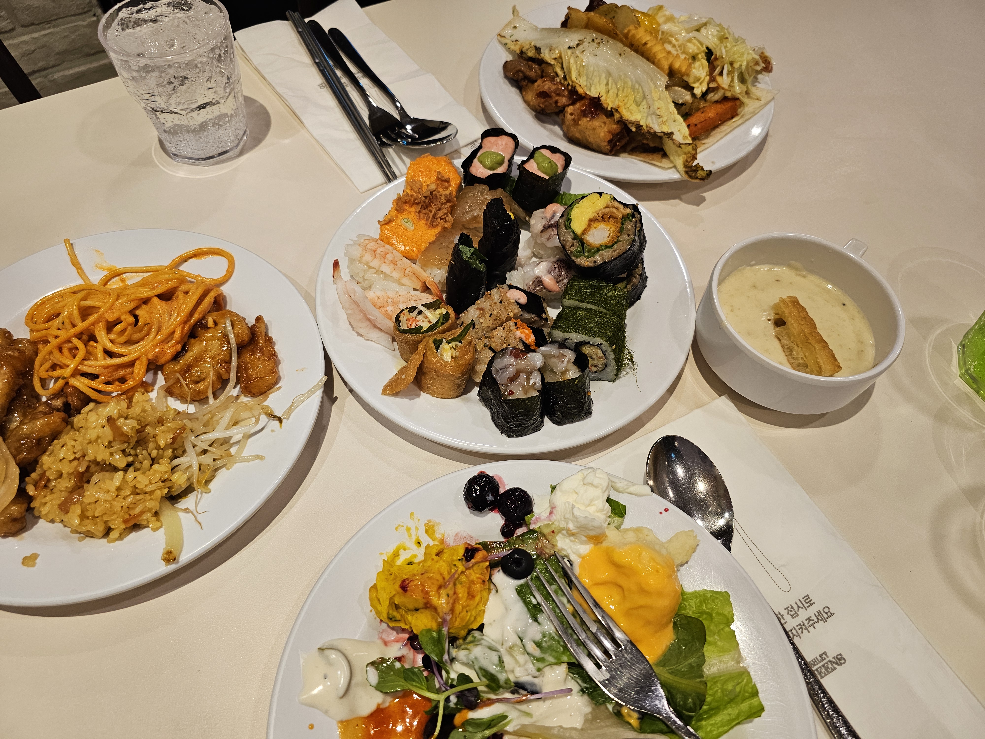 딸기 시즌 맞춰 방문했는데 생딸기는 무맛 그 자체. 아이스크림이 젤 맛났어요 - 구월동 맛집 애슐리퀸즈 뉴코아 인천점