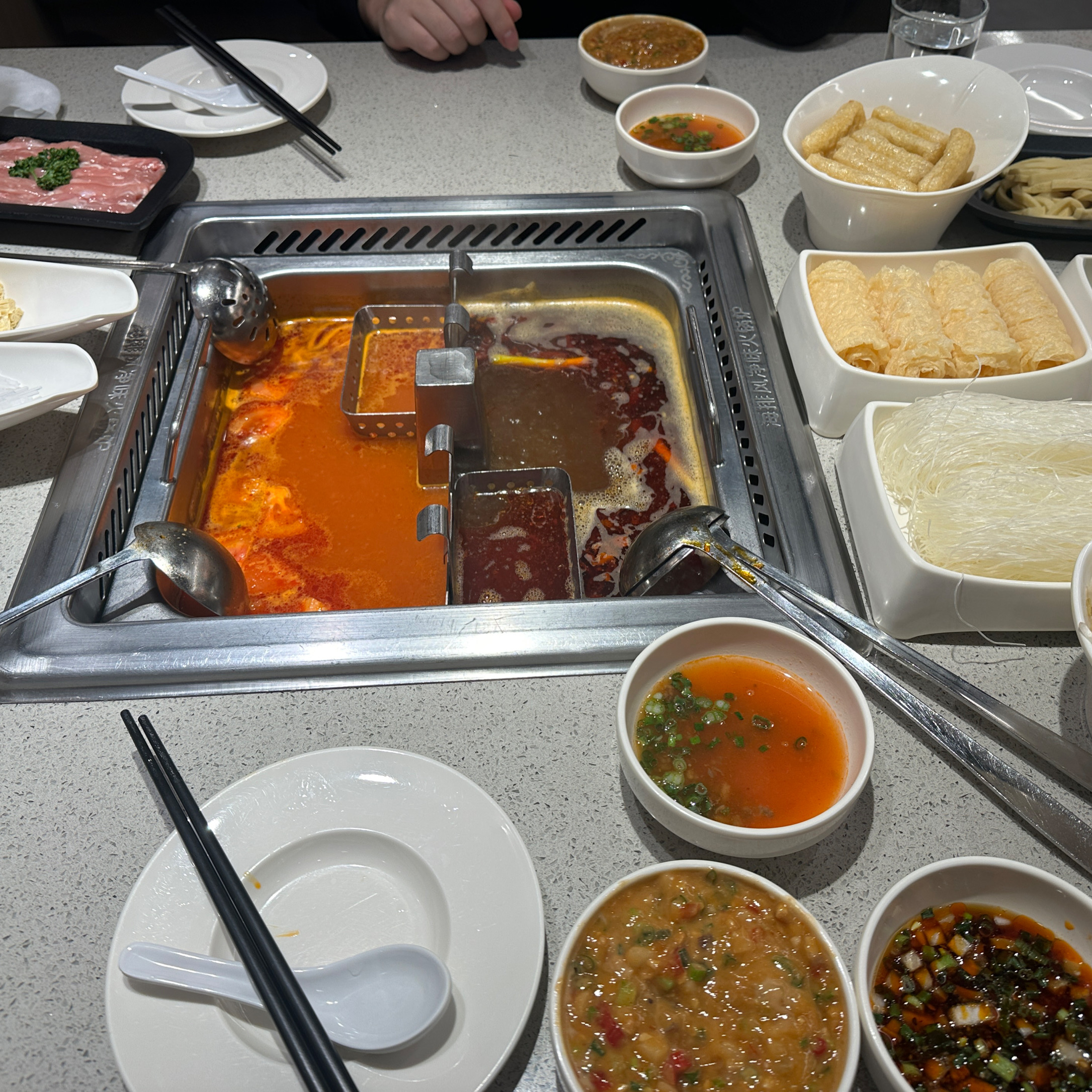 코엑스 하이디라오는 처음인데 역시나 최고의 훠궈엿어요☺️ 탕 네개로만 해서 먹다가 두개로