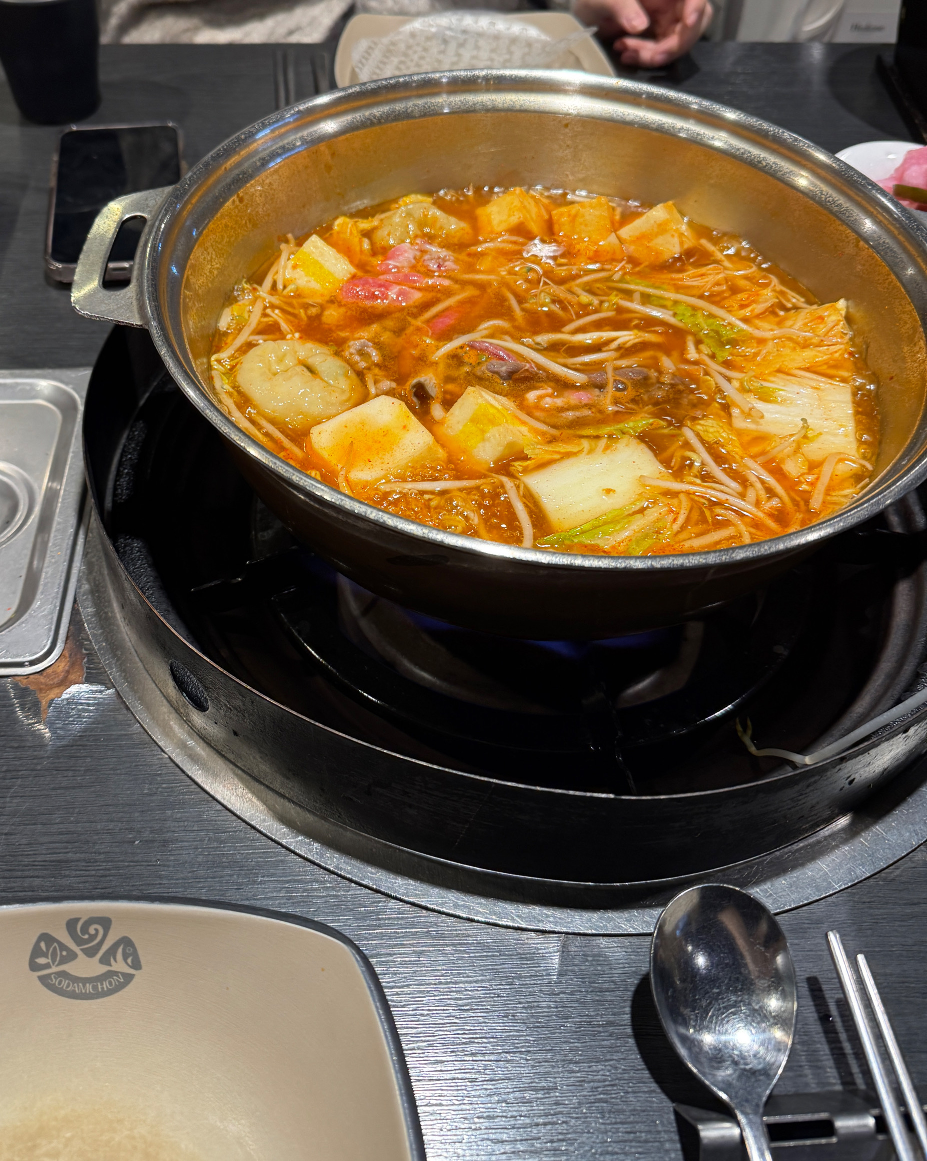 단체모임으로 많이 오셨더라구요. 점심특선 시켰고 라이스페이퍼가 무한리필돼서 좋았어요! 근데