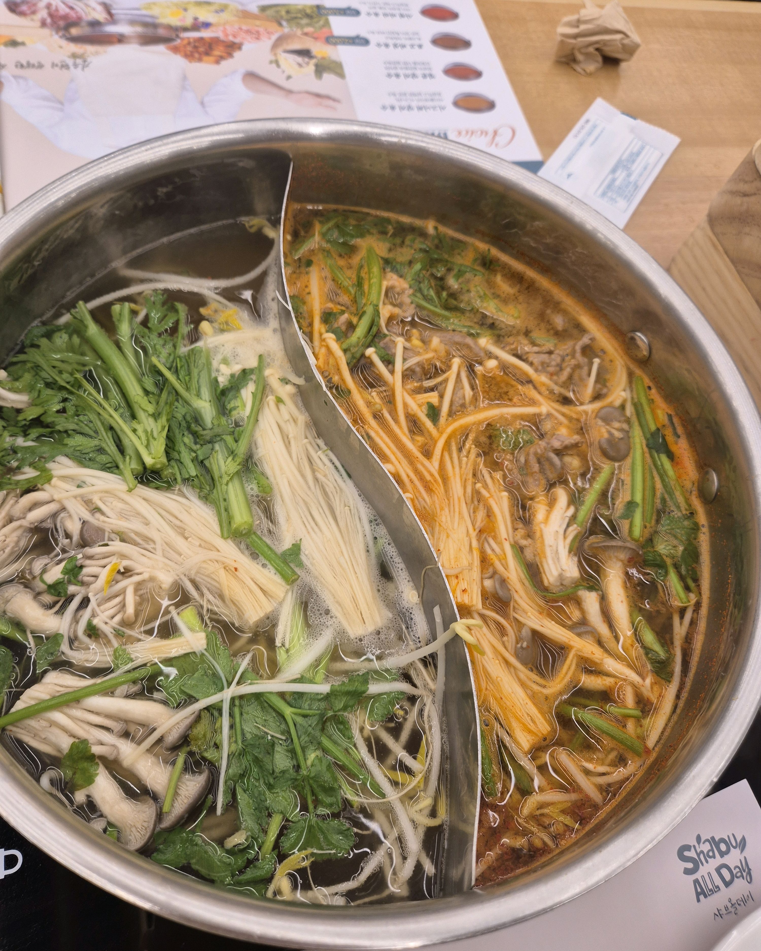 금요일 저녁이라 그런지 샤브용 고기도 미나리삼겹살도 회전이 잘 안됐어요. - 대구 상인동 맛집 샤브올데이 대구상인점