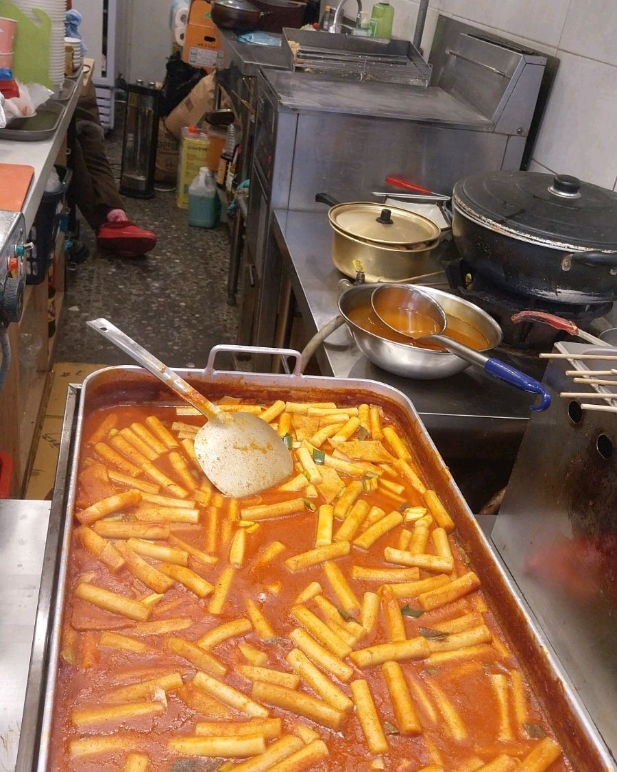 오랜시간전 초등학교때 학교앞 컵볶이먹던 때가 생각나는 맛이에요 떡볶이는 밀가루 떡볶이가 맛