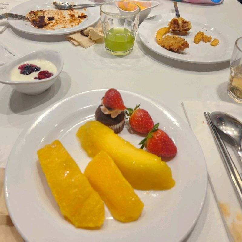 망고 너무 맛있네요. 아이들이 좋아하는 메뉴가 많아서 가족모임하기에 너무 좋았습니다. - 김해 맛집 애슐리퀸즈 신세계백화점 김해점
