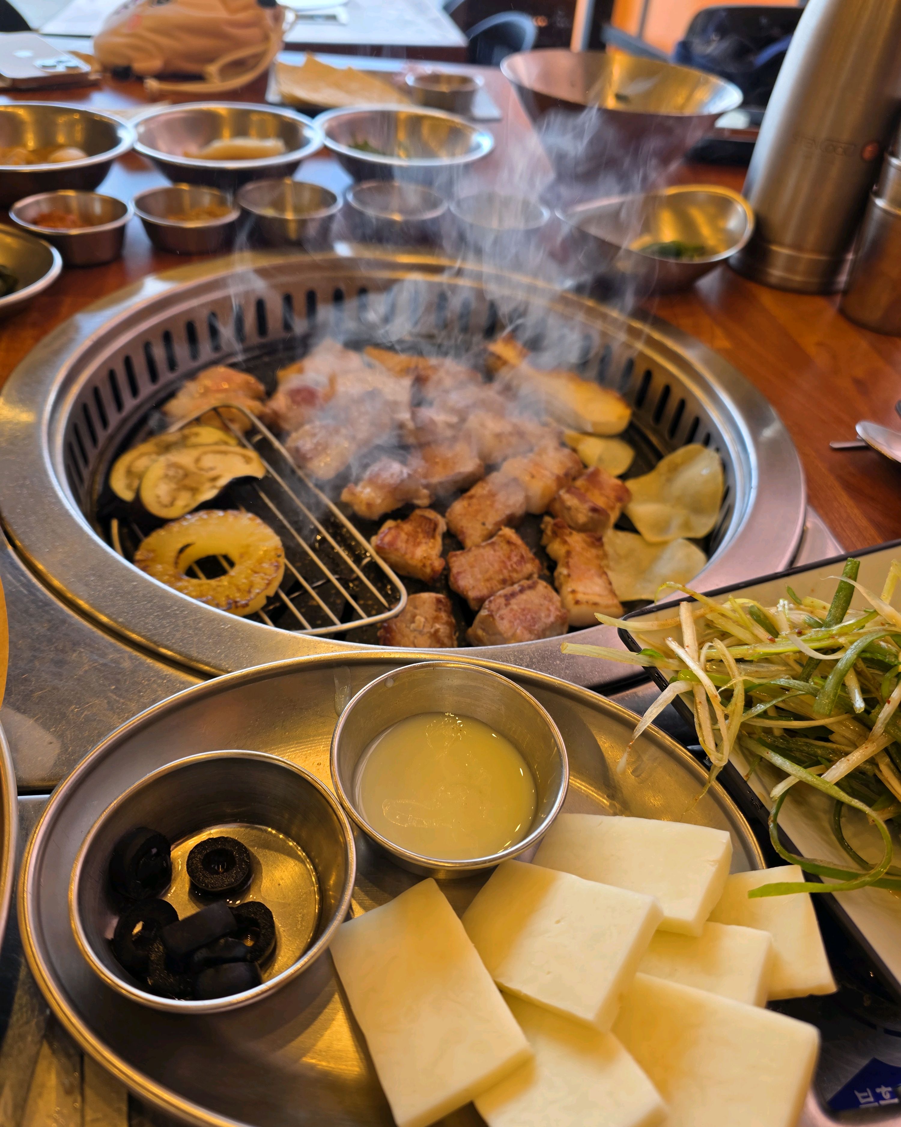 송정 바람쐬러 왔다가 들렀어요. 애견 동반이라 야외테이블에서 먹었는데...저희 테이블 밖에