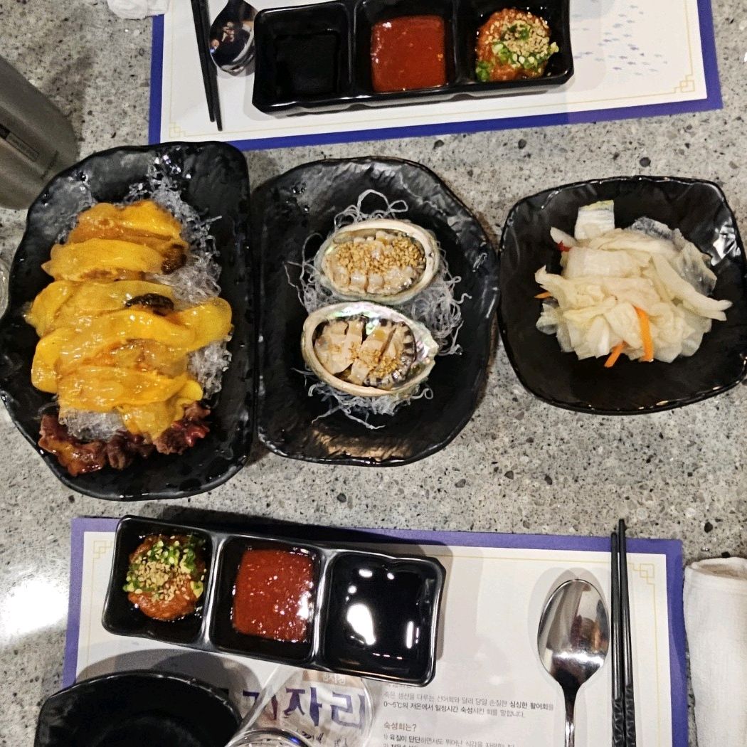 과 회식으로 9명이 방뭉했습니다. 숙성회랑 사이드 메뉴 다 너무 맛있어서 쉴새 없이 리필을