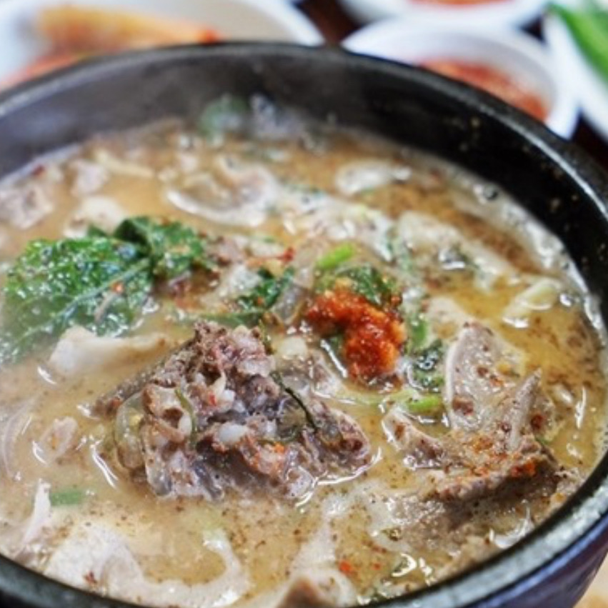 망원동을 방문할 때마다 혼밥 장소로 애용하는 ‘순대일번지’를 소개합니다. 이곳은 30년 넘