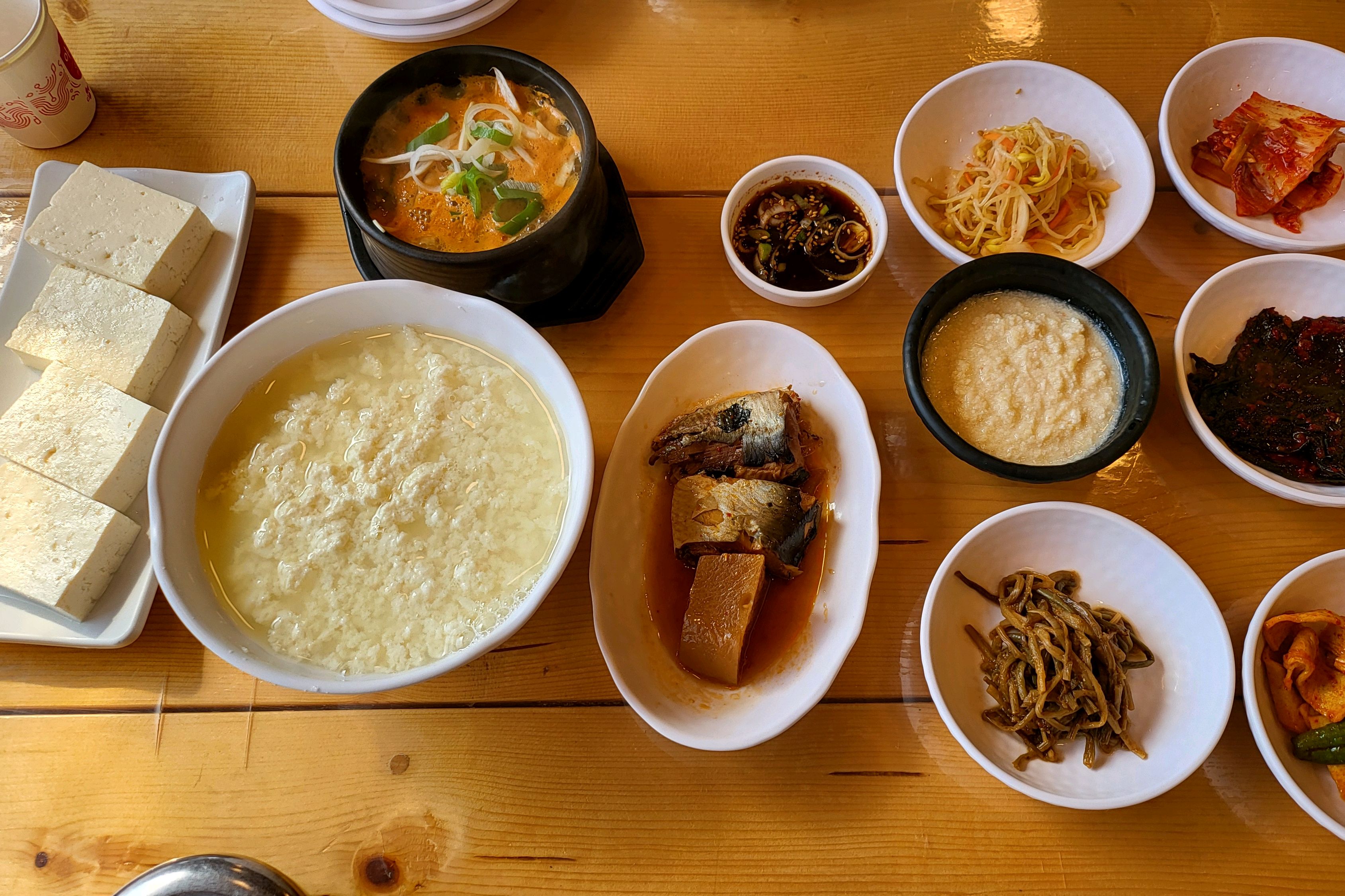 외부에서 먹으면 대기없이 바로 먹을 수 있어요. 햇볕이 들어 외부고 춥지 않습니다 - 경포대 맛집 초당토박이할머니순두부