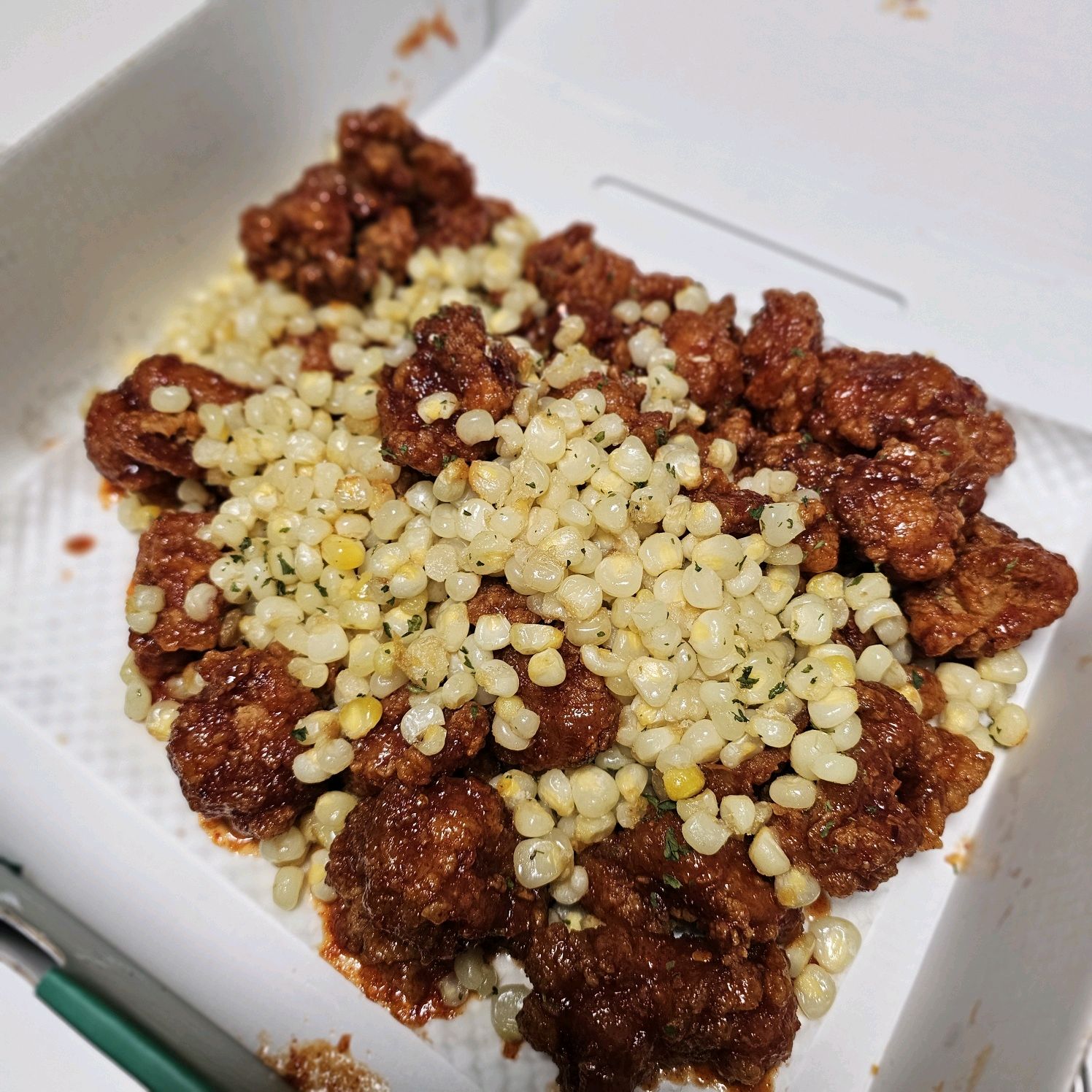 여러 지역의 닭강정을 먹어봤지만 이곳의 옥수수 닭강정은 뭔가 다른곳과 특별한 맛이 있었어요