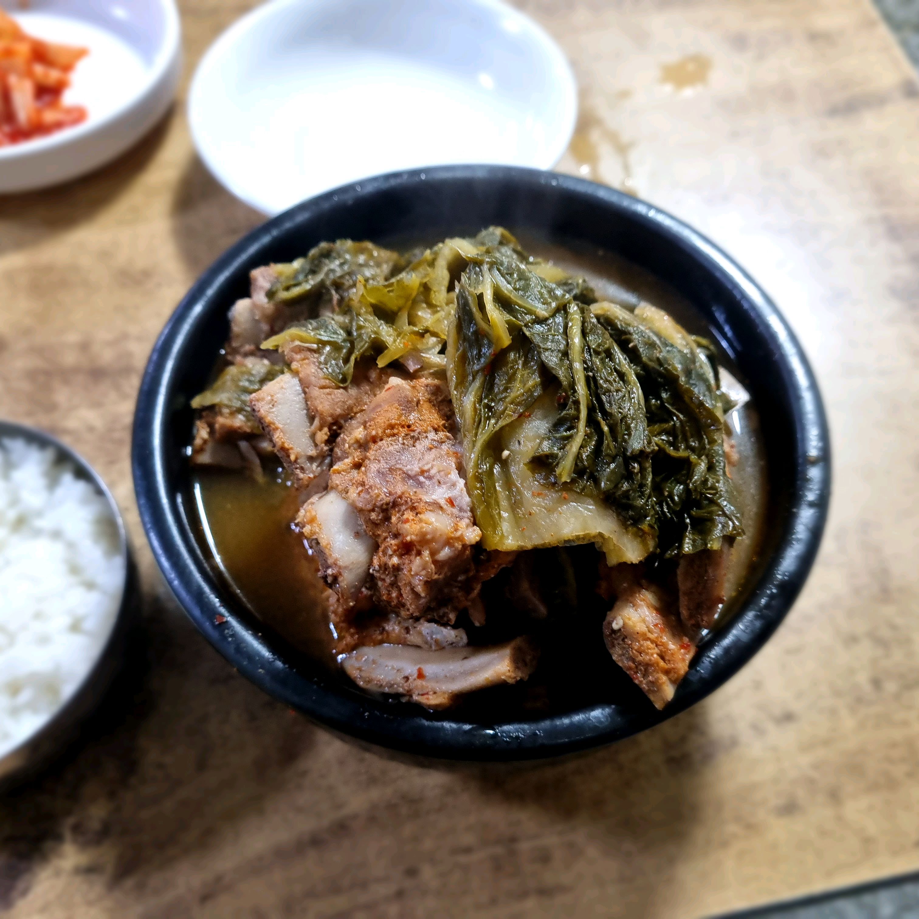 일요일 저녁 시간대라서 20분 정도 대기했는데, 소주 손님들 빼면 식사 손님이라 기다릴만