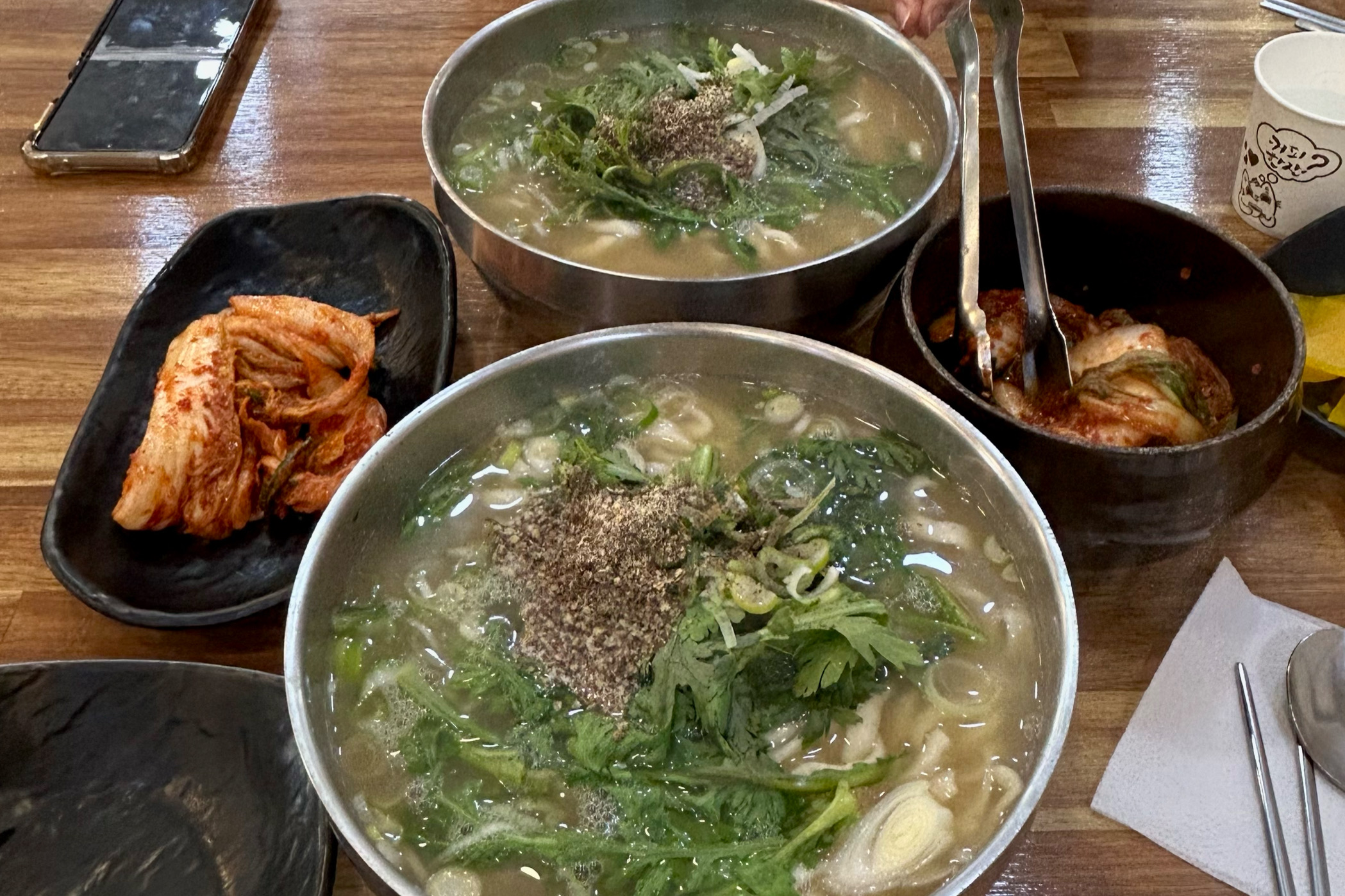 웨이팅이 꽤 있었는데 금방금방 빠져서 번호표를 뽑고 가게에서 기다리는 게 좋을 것 같아요 