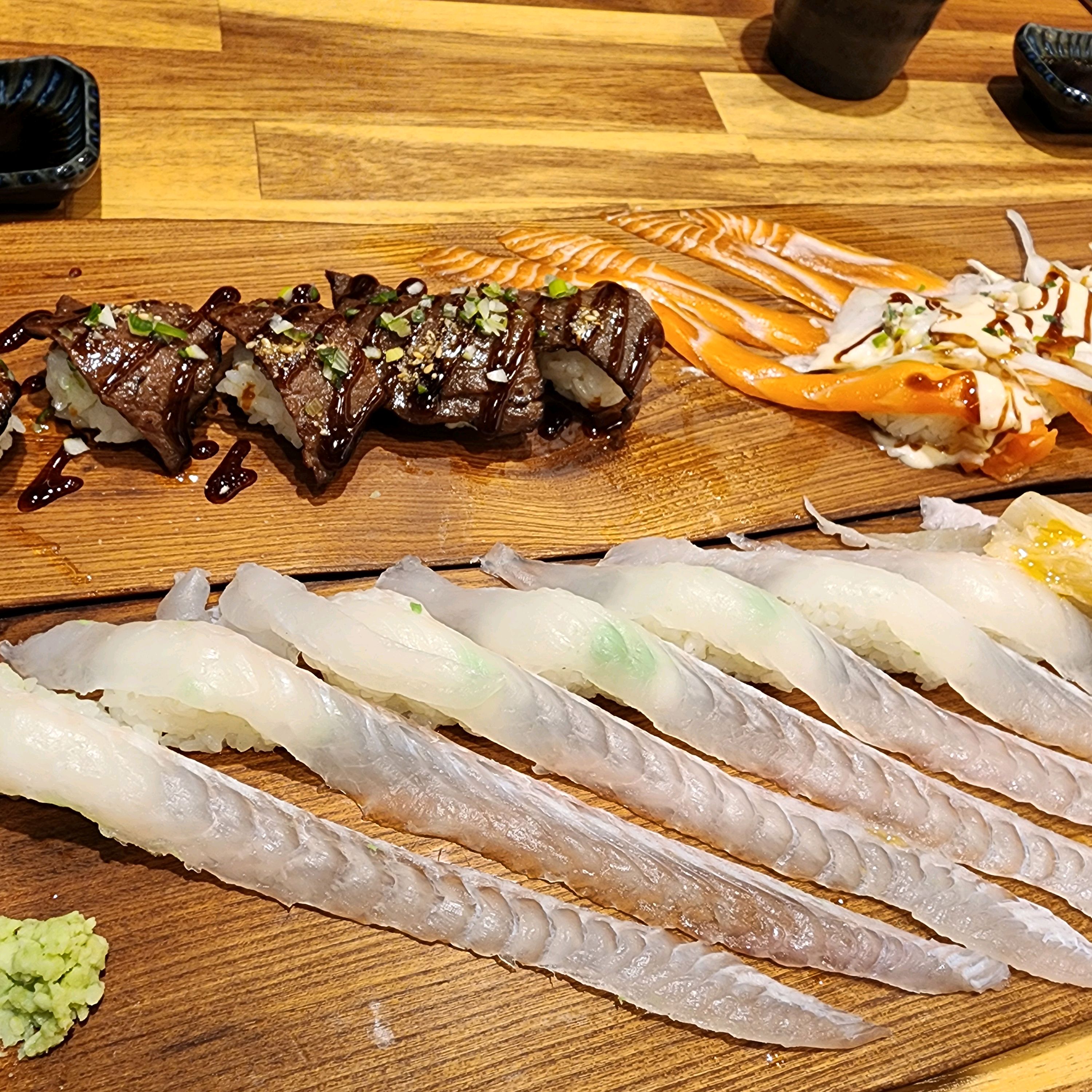 아주맛있고 회 신선하고 회안좋아하는 사람을 위해 롤도 있고 아주 맛나요 최고입니다 사장님