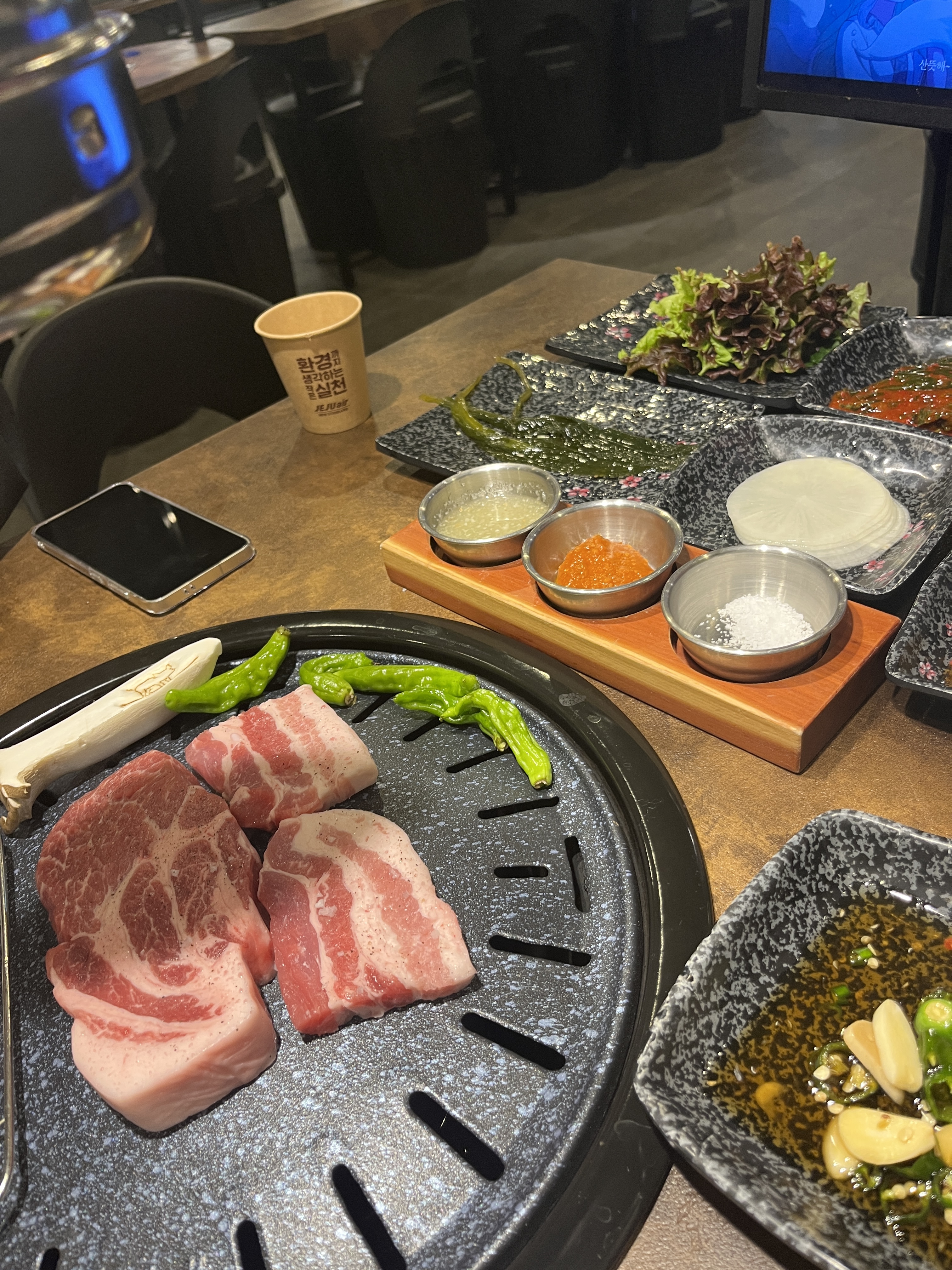 껍데기가 맛잇다고 해서 왔는데 다른고기들도 다 맛잇어요 🫶🏻🫶🏻 - 불당동 맛집 특돼지집