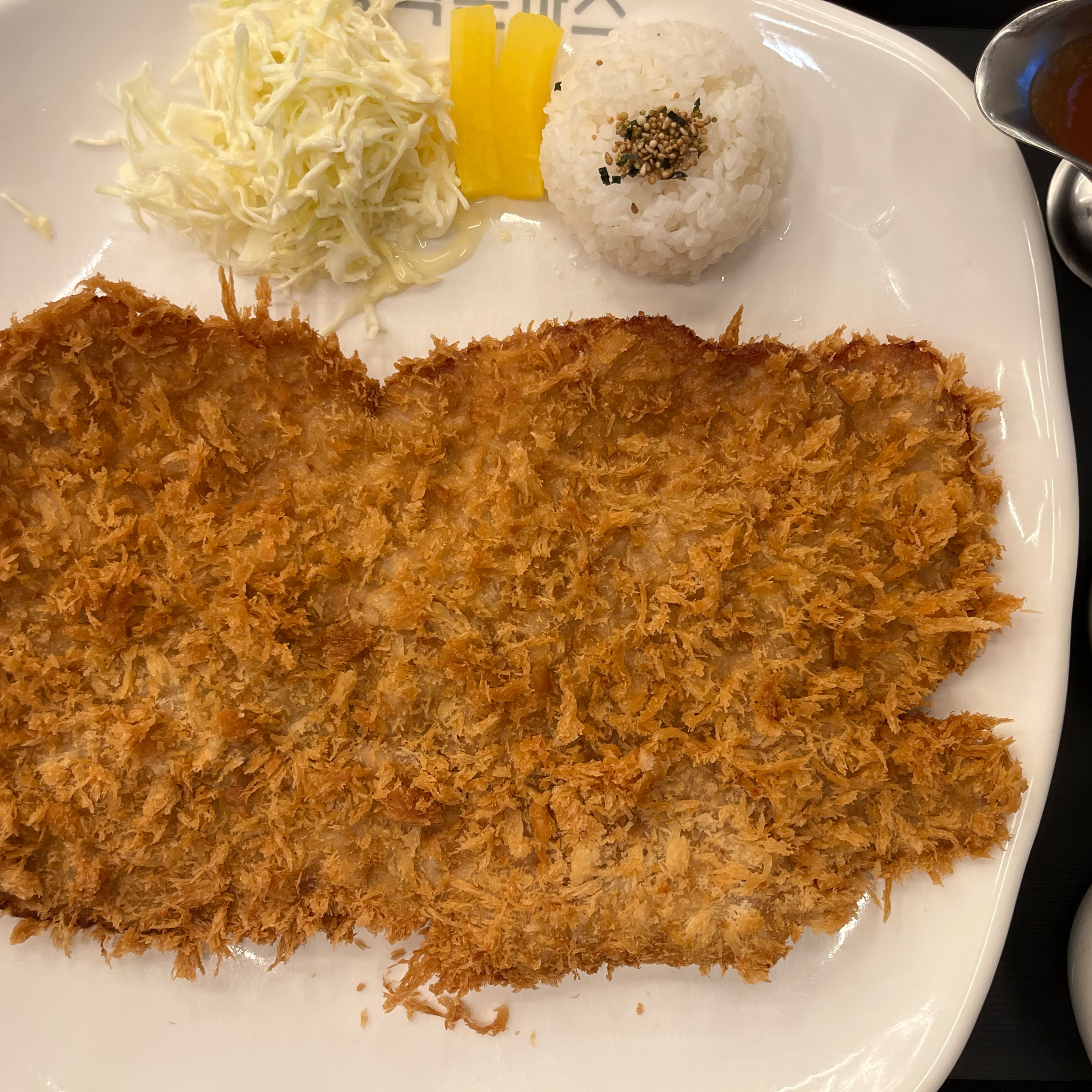 면적 은 넓지 만, 두께 가 아쉬워요 - 광주 충장로 맛집 홍익돈까스 광주충장점