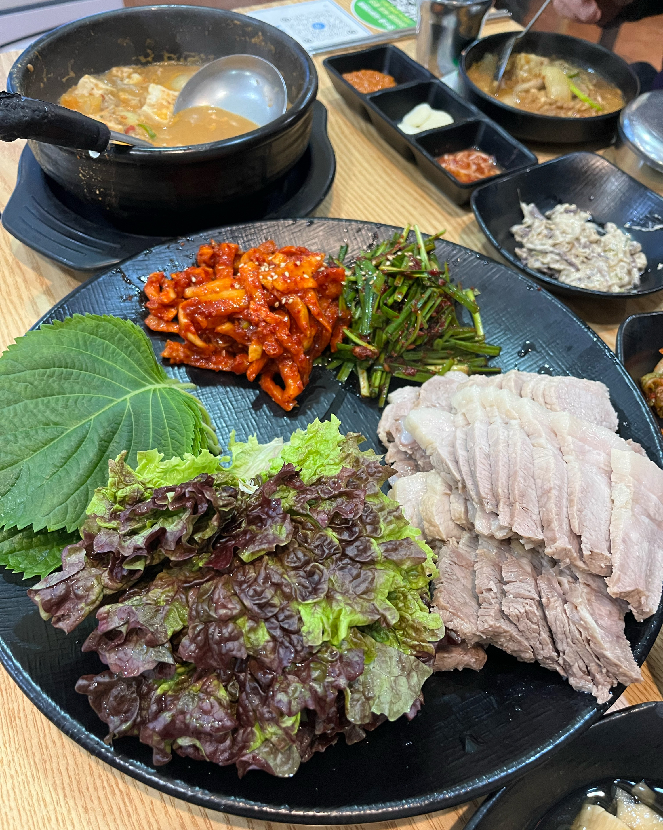 주말에 부모님과 방문하기 좋은 곳!!! 청국장 정식 시켰는데 너무 맛있네요ㅠㅠ 보쌈 고기