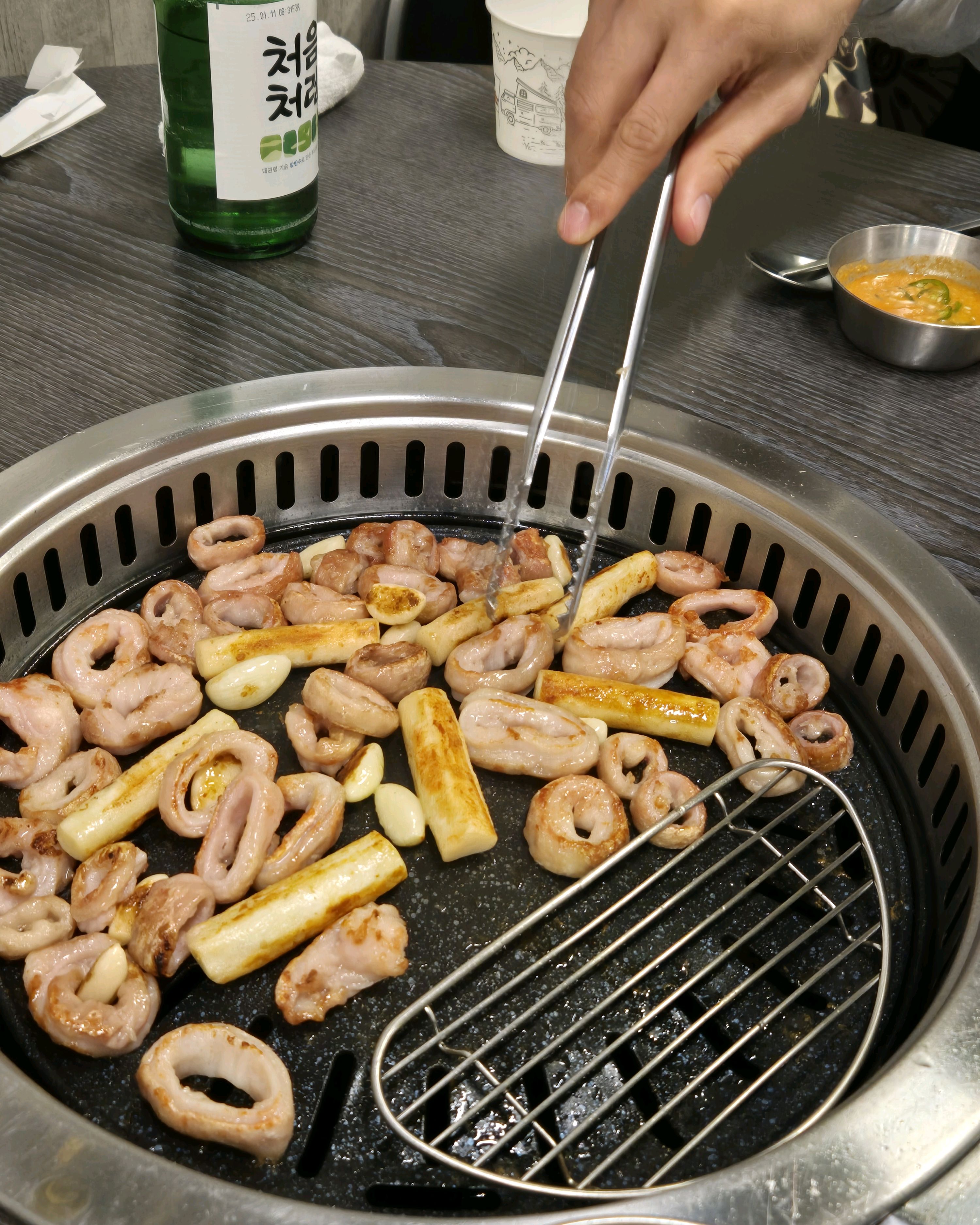 사장님이 안바쁘실땐 구워주시면서 언제가 제일 맛있는지 알려주셔서 좋았습니다 대구 출신이라