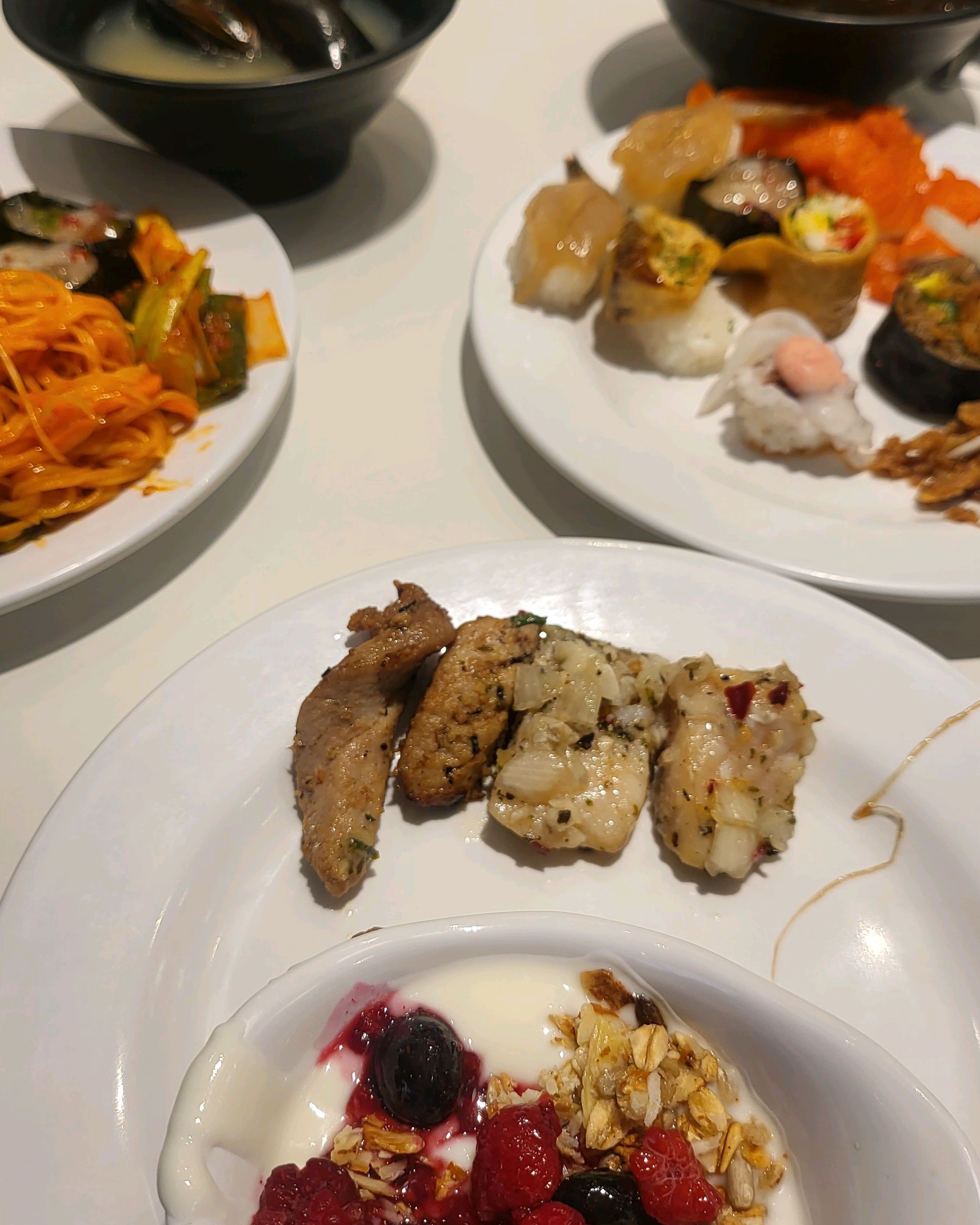주말에 가족들도 와서 맛있게 잘 먹고 즐겁고 행복한 시간 보내고 있습니다. 만 잘 먹겠습니