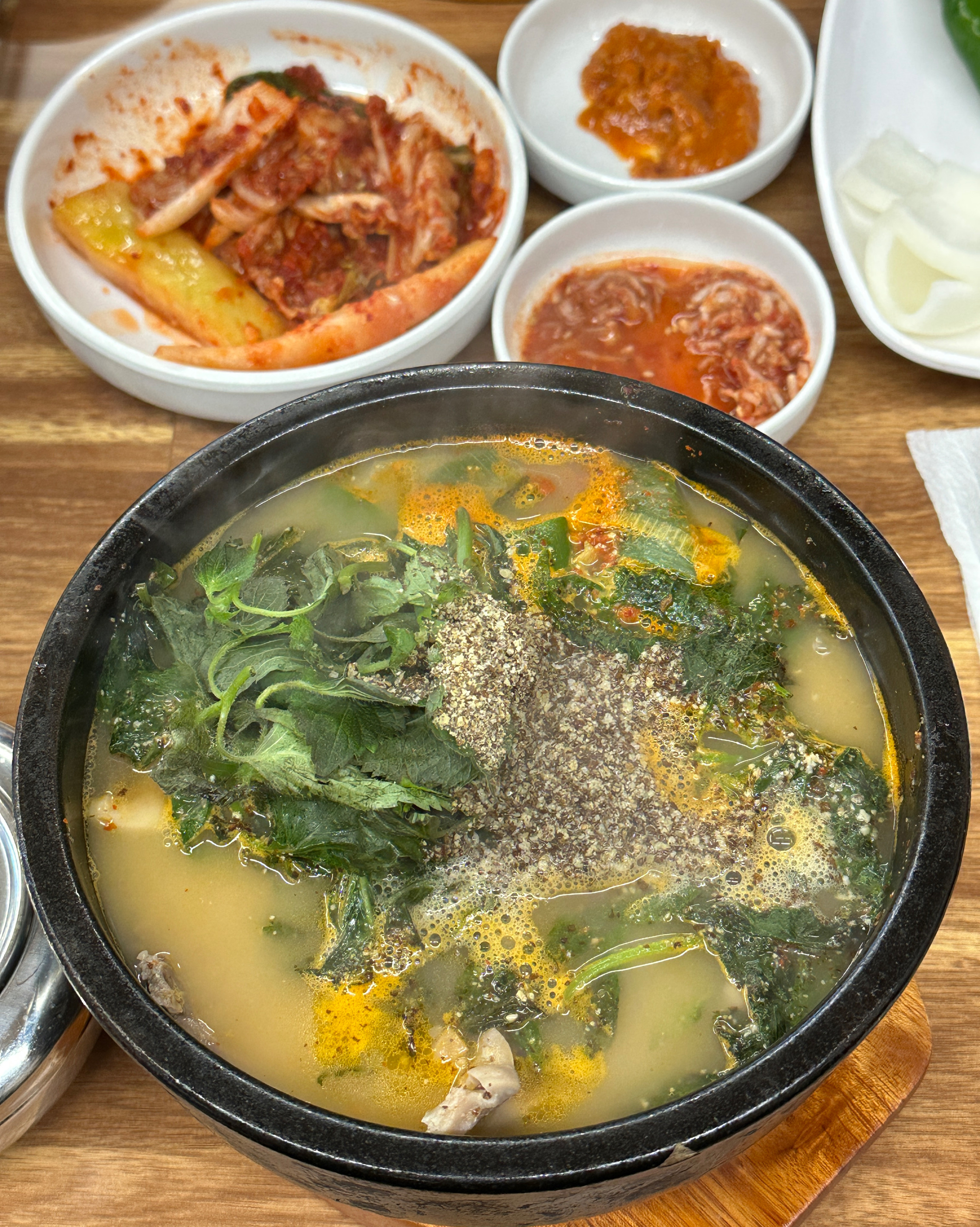 깻잎과 들깨가루가 얹어져 있는 처음 비주얼에 비해 국물은 꽤 깔끔한 편입니다. 머리고기와