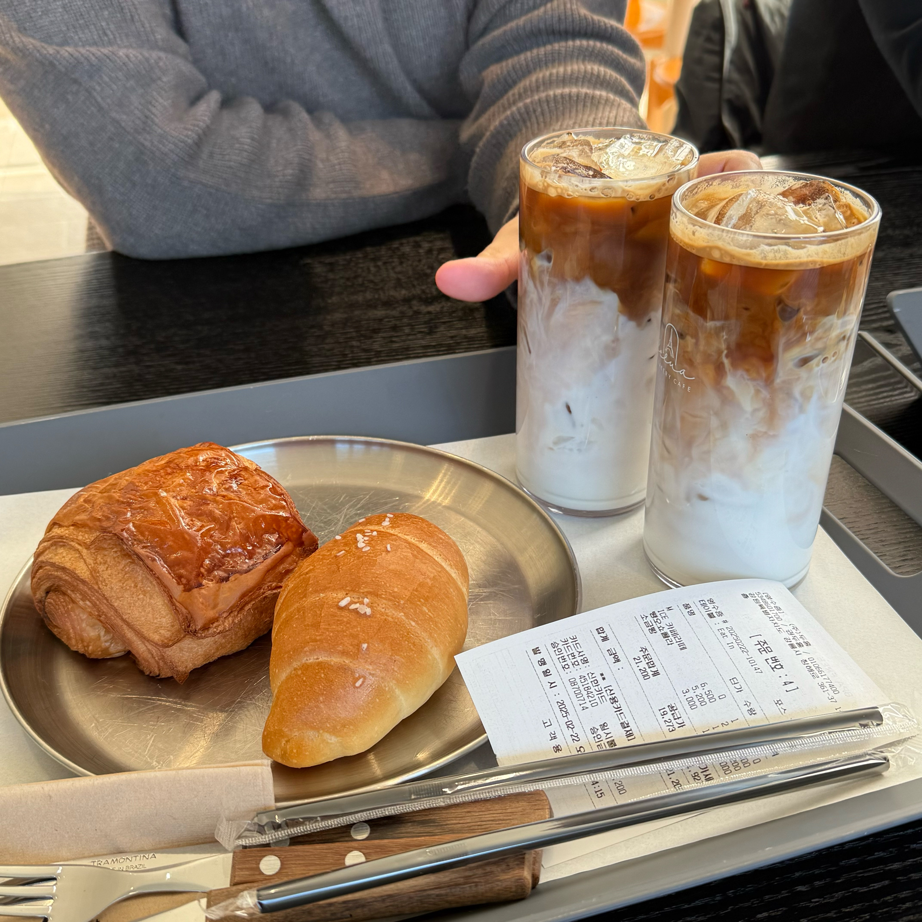 강릉에서 즐기는 빠히 분위기의 카페💙🤍❤️ - 경포대 맛집 에펠루아