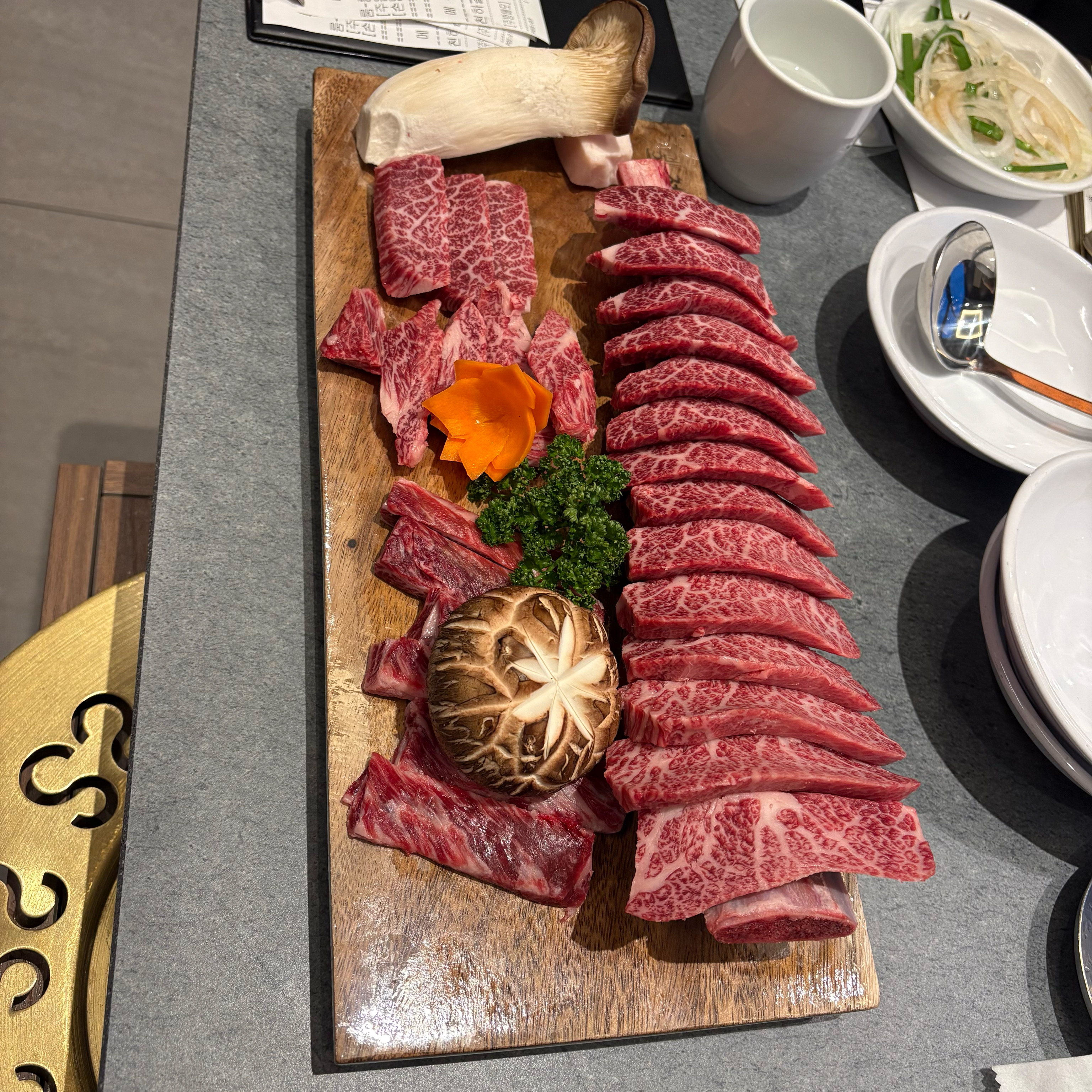 부모님 생신이라 룸예약하야 방문하였습니다. 고기도 주문하면 바로 확인시켜주고, 직원분들 친