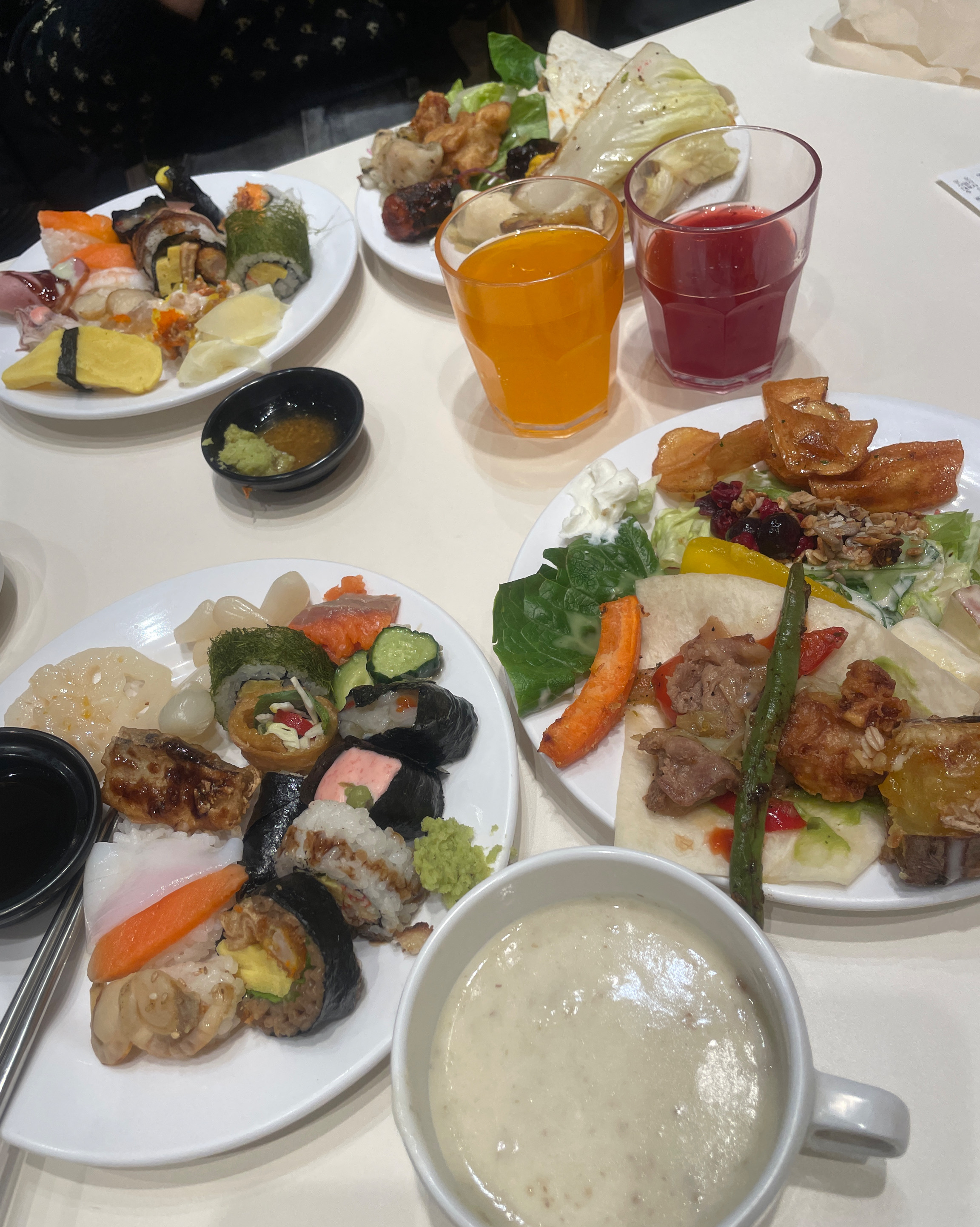 종류가 많아 여러 가지 먹기 참 좋네요. 커피는 연해요. - 스퀘어원 맛집 애슐리퀸즈 스퀘어원 인천점