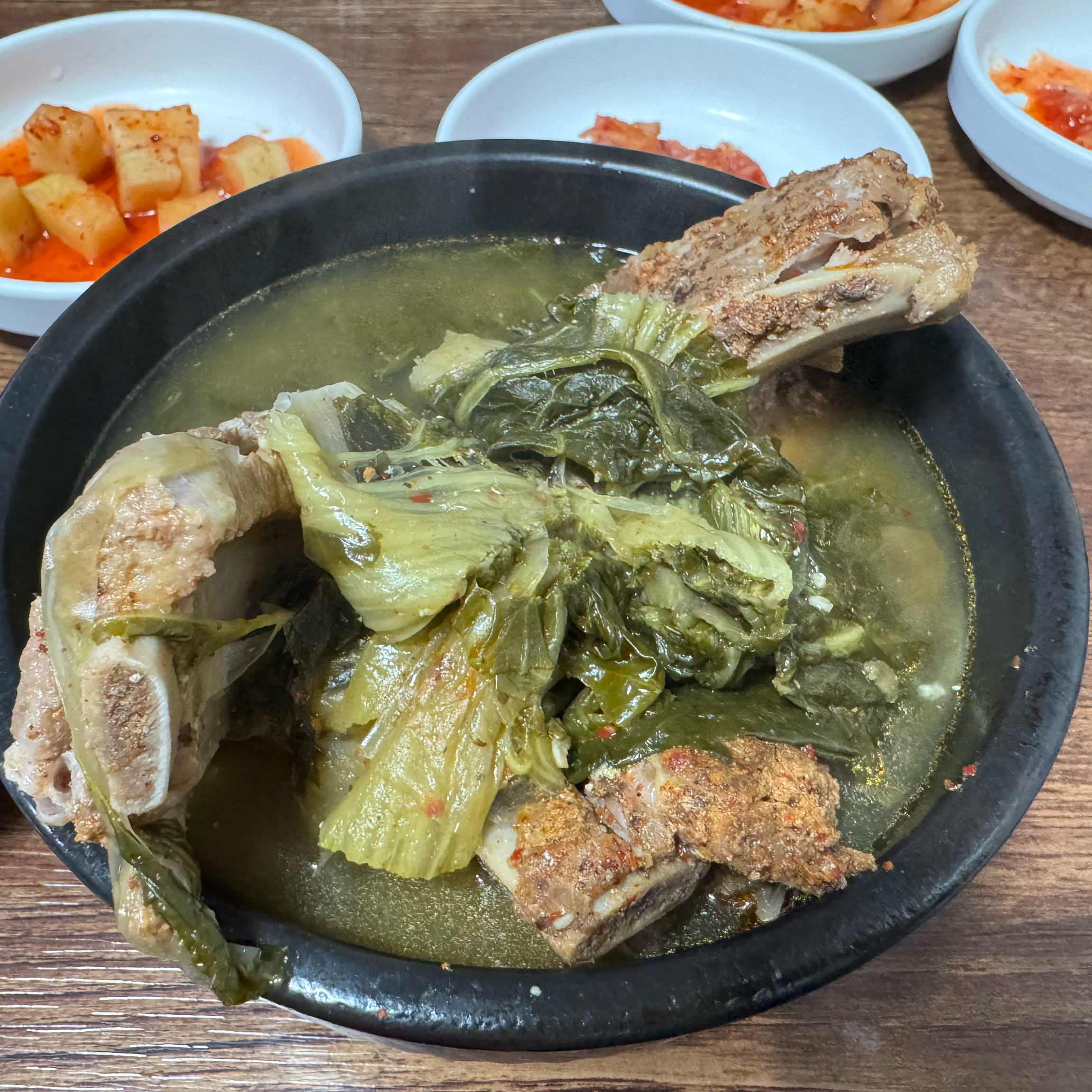 담백하고 깔끔한 스타일의 뼈해장국 - 망원동 맛집 일등식당