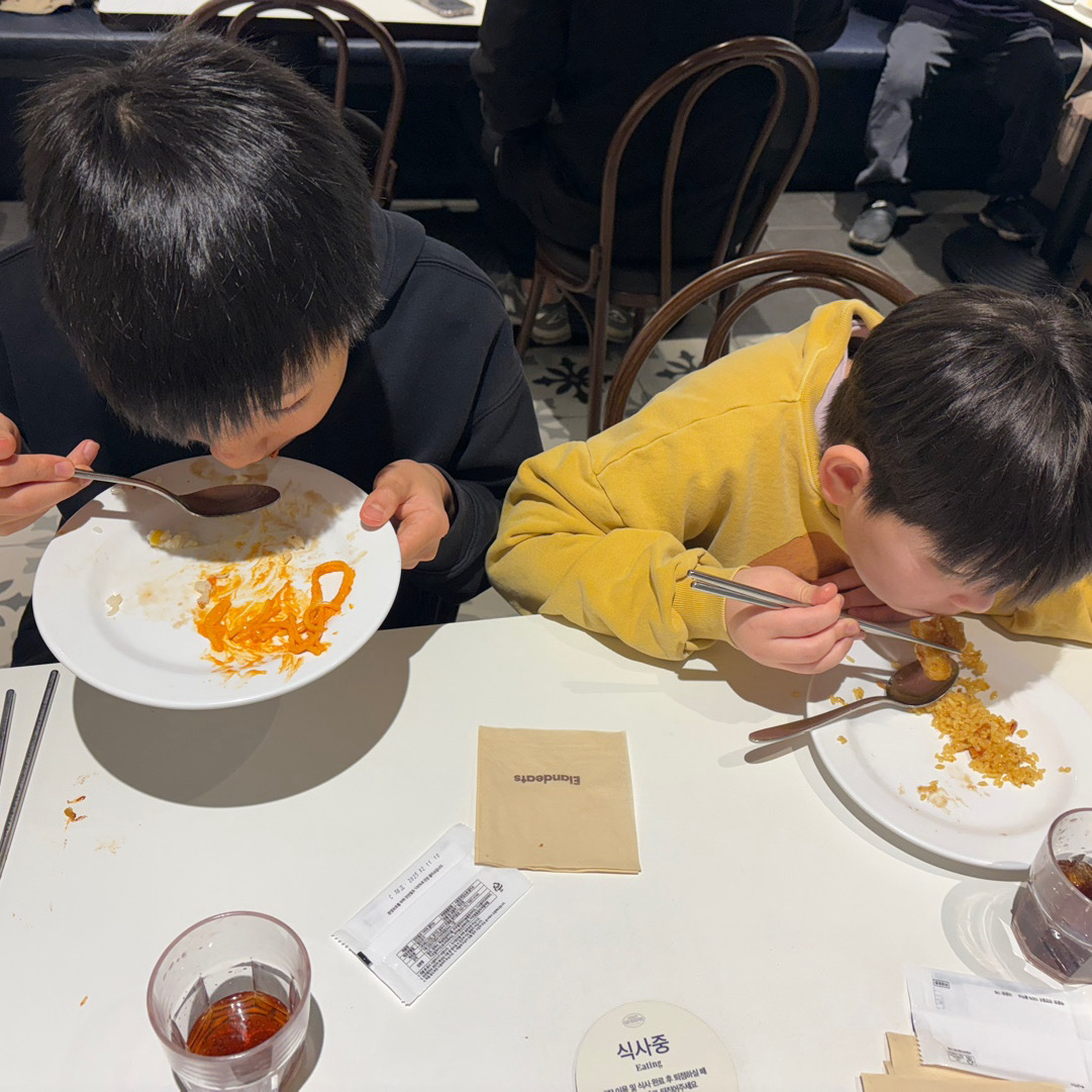 홀 깨끗하고 음식이 다떨어지면 금방 채워주시네요. 예전보다 종류도 더 다양해지고 맛있어진것