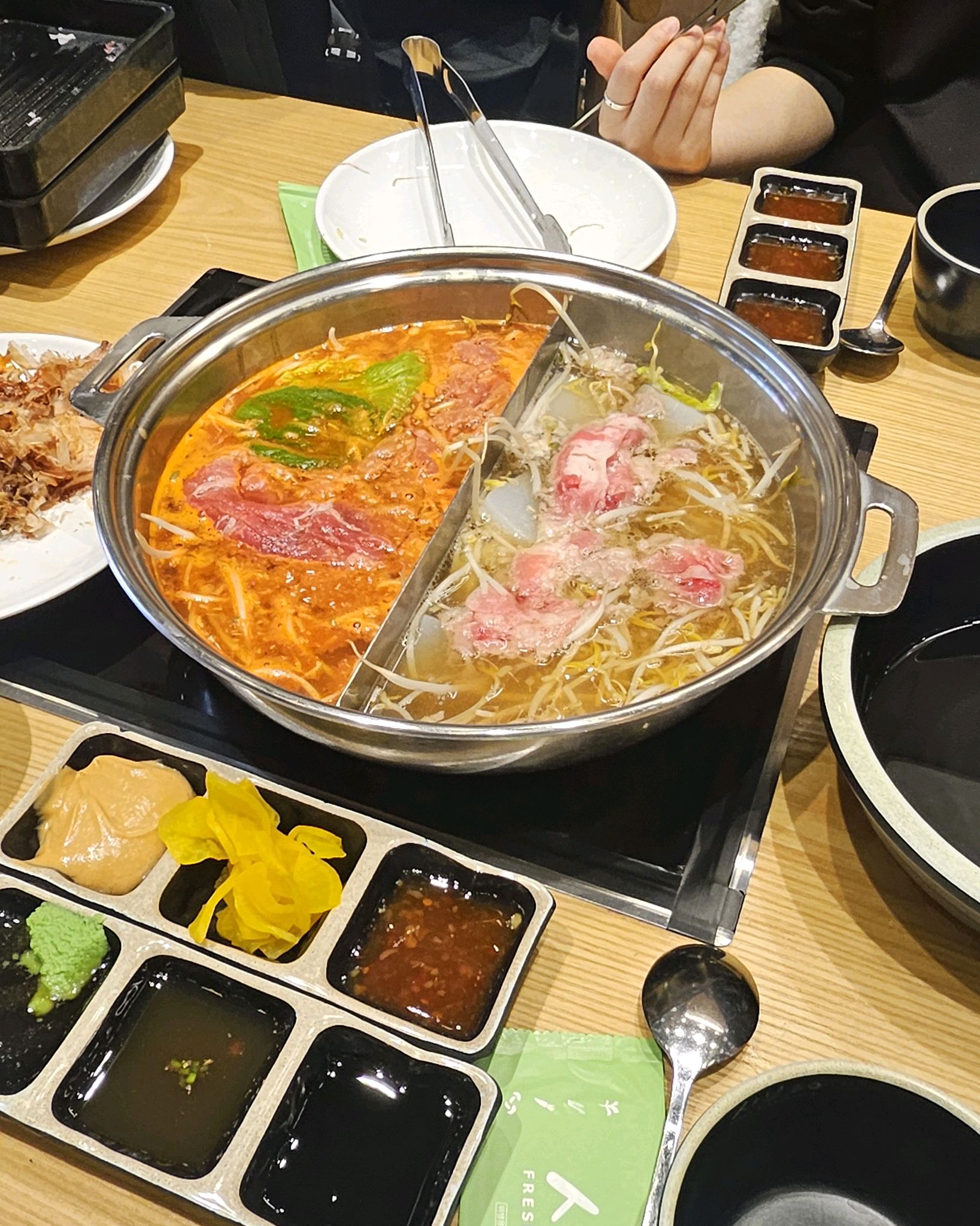 샤브샤브 좋아하는 사람이라면 꼭 가봐야 할 곳이다. 처음엔 그냥 샤브샤브집일 줄 알았는데,