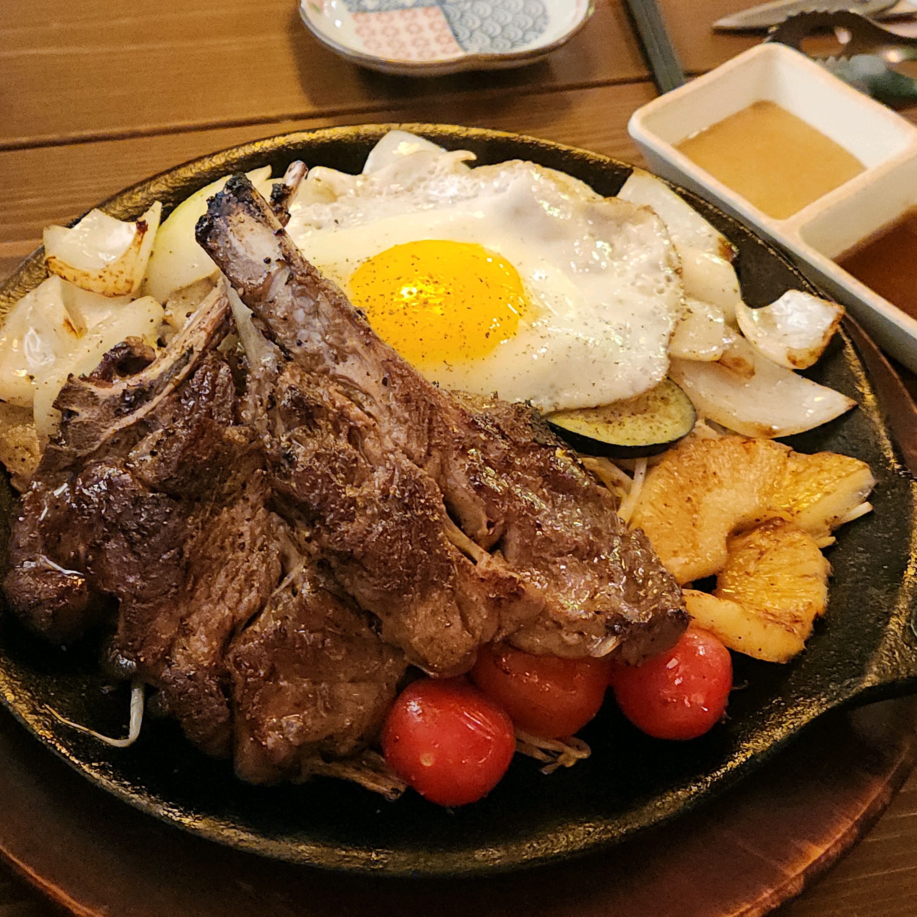 양갈비스테이크 잡내도 안나고 부드러워서 맛있게 먹었어요! 가게 분위기 너무 좋고 다들 친절