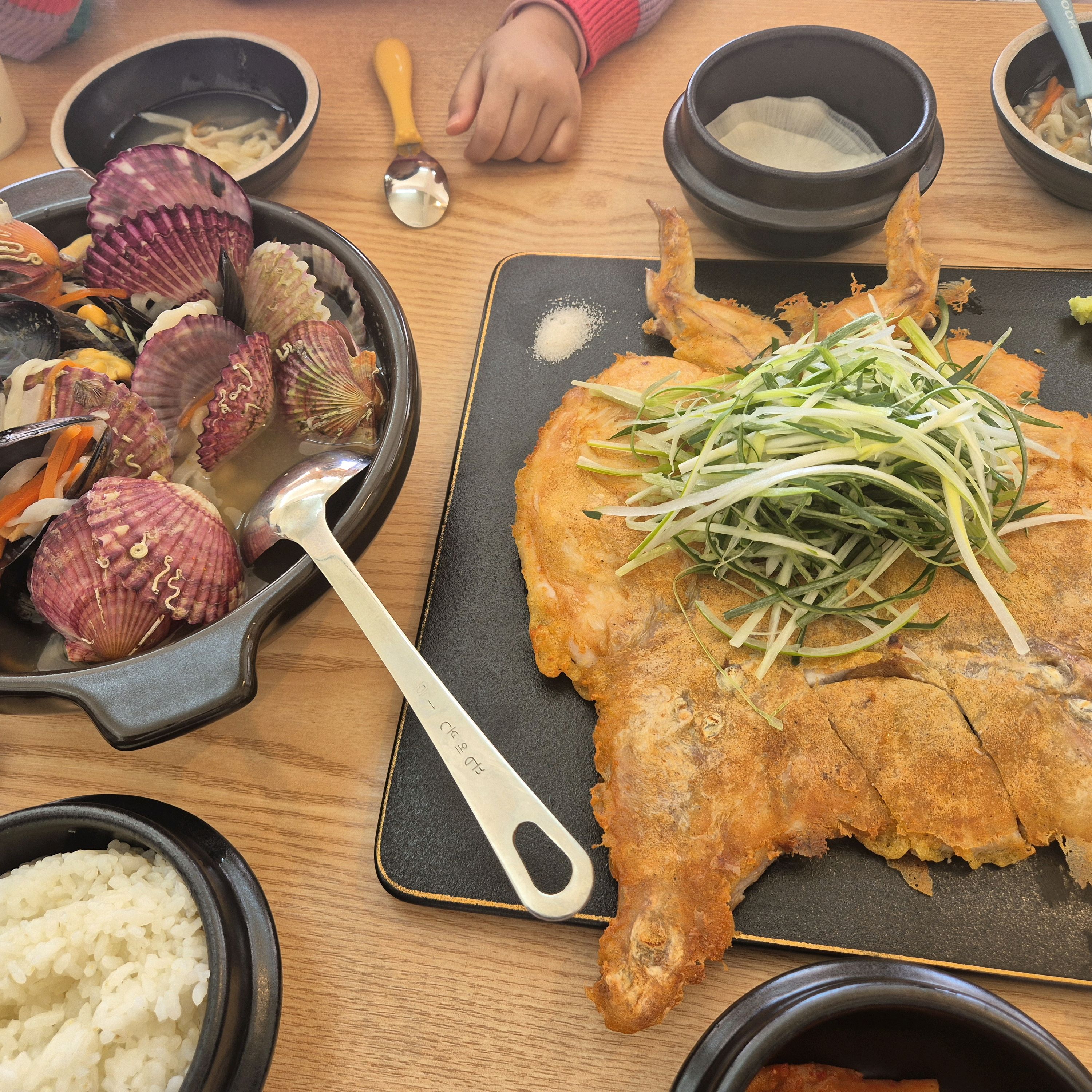 초등 아이, 유치원 아이와 함께 왔어요! 눌린 닭은 겉은 바삭하고 기름기 없이 담백한데 후