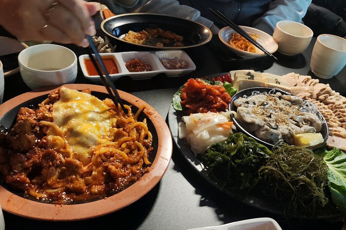 닭ㄹ다리로 된 고추장 볶음치즈에 .우동사리까지 맛있게 맵고 진짜 또 먹으러올거예요. - 부산역 맛집 기남윤주 막걸리 초량직영점