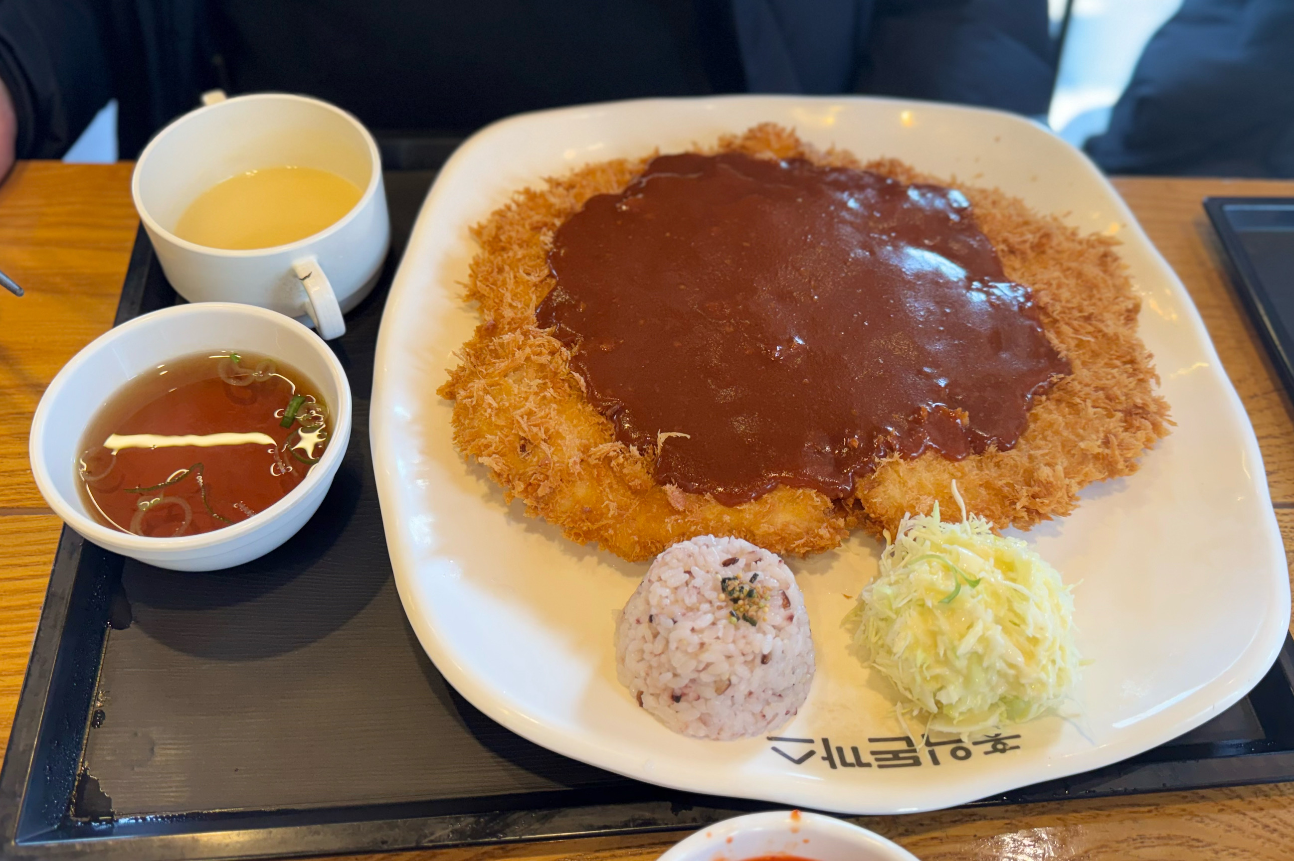 어찌 이렇게 고소하고 바삭한 돈까스와 부드러운 크림 파스타가를 만든단 말인가. 돈까스는 겉
