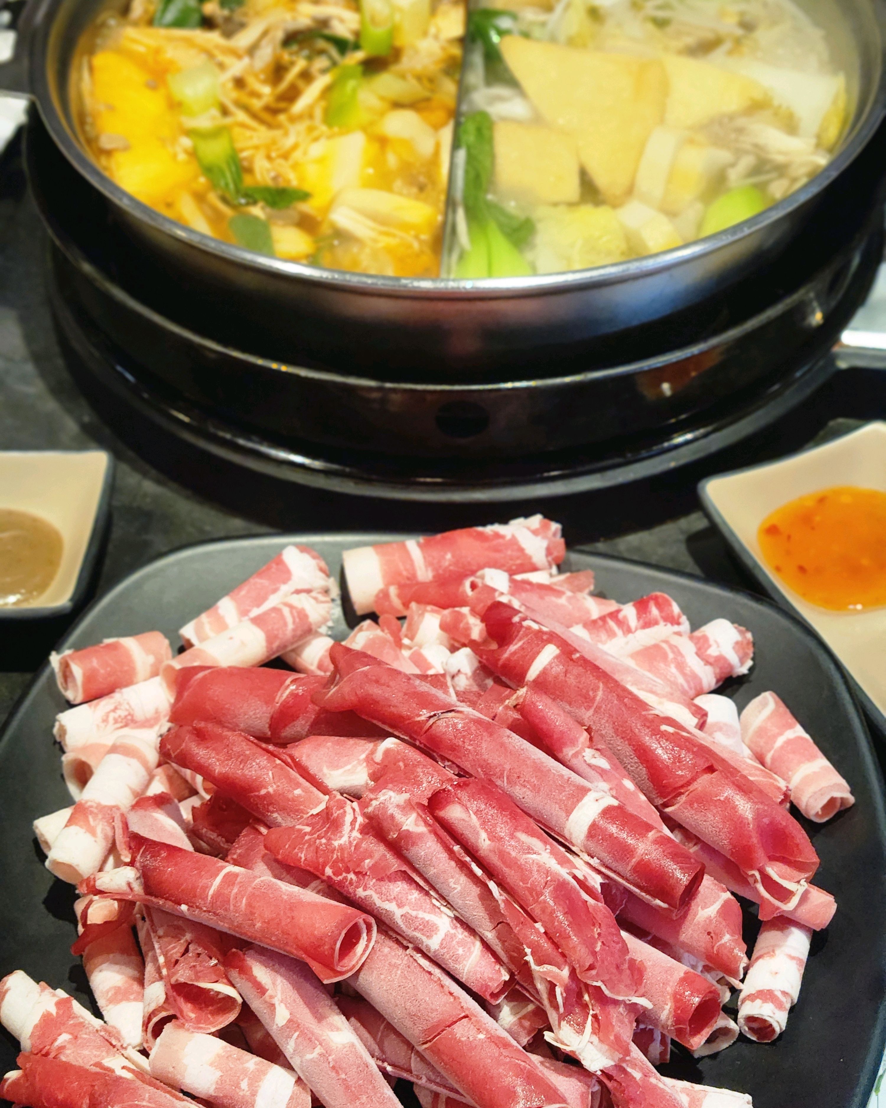 직원분들 진절하시고 싱싱한야채가 무한으로 제공되어 좋고 편안한 분위기에 샤브샤브 맛집입니다