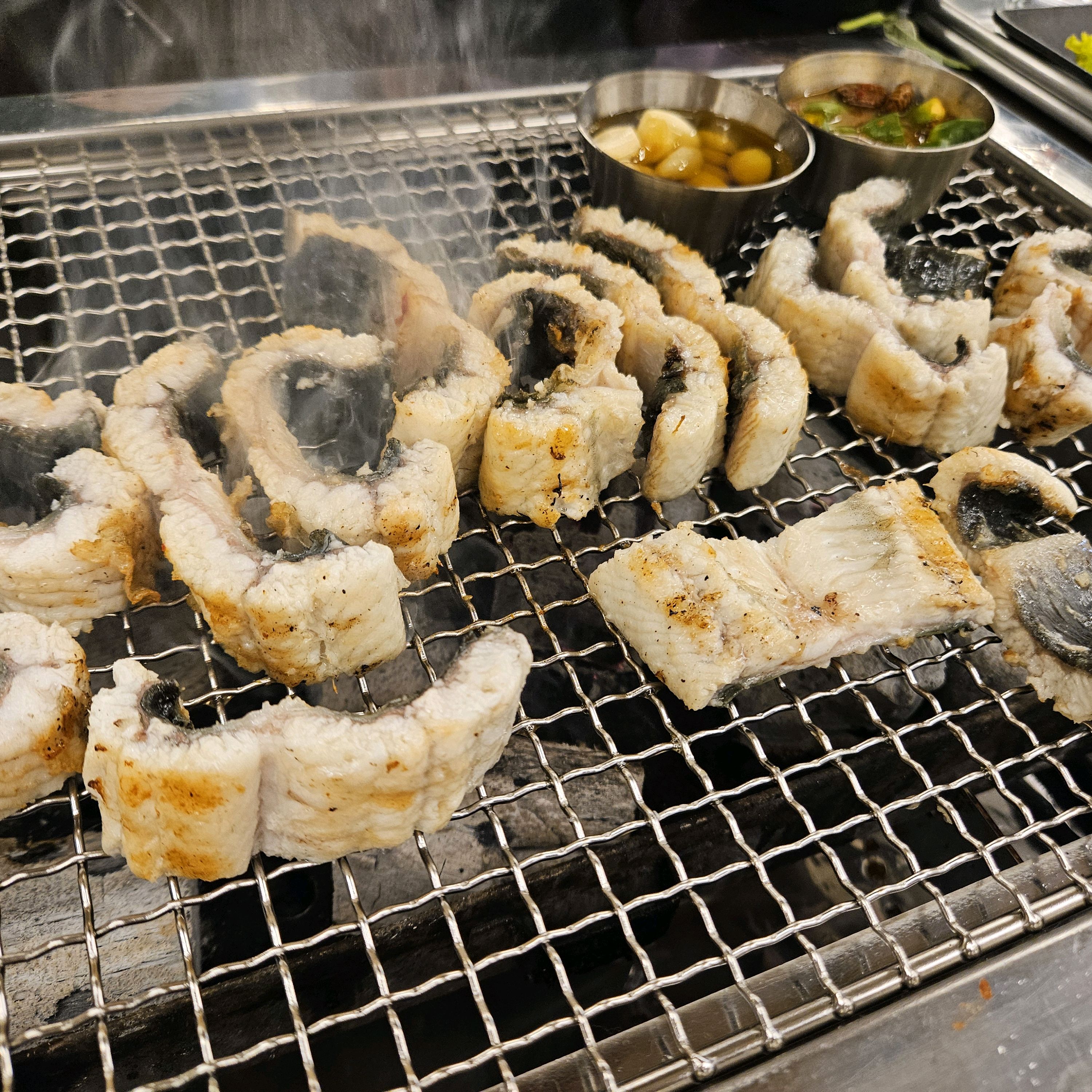 아주 맛있어요!! 장어가 고소하고 초벌돼서 나오니까 굽기도 훨씬 편하네요!! 명이나물이랑