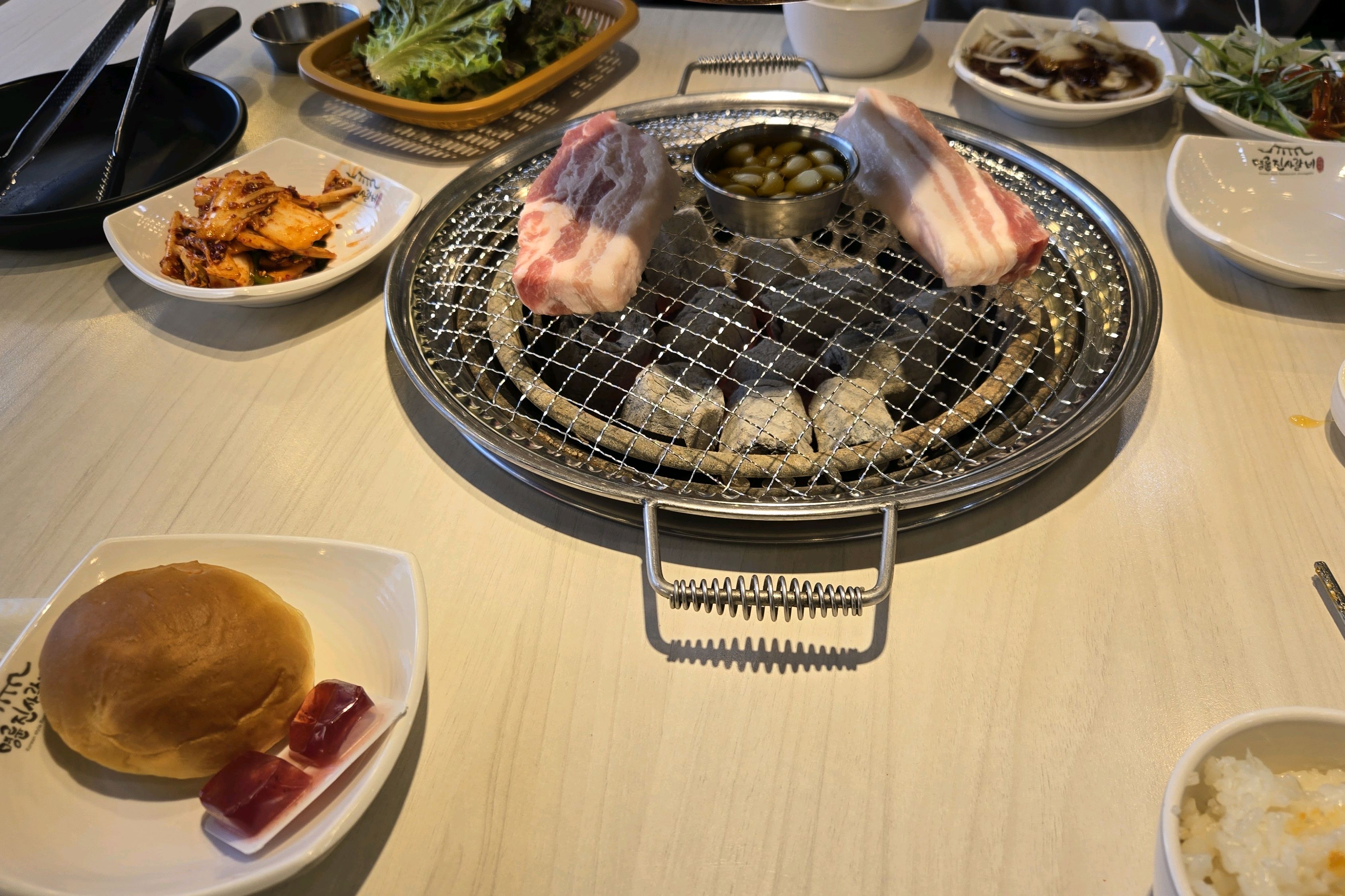 벏고 쾌적하고 봏아요 된장찌개도 맛있고 냉면이 진짜 맛있어요 강추합니다 - 간석동 맛집 명륜진사갈비 인천간석점