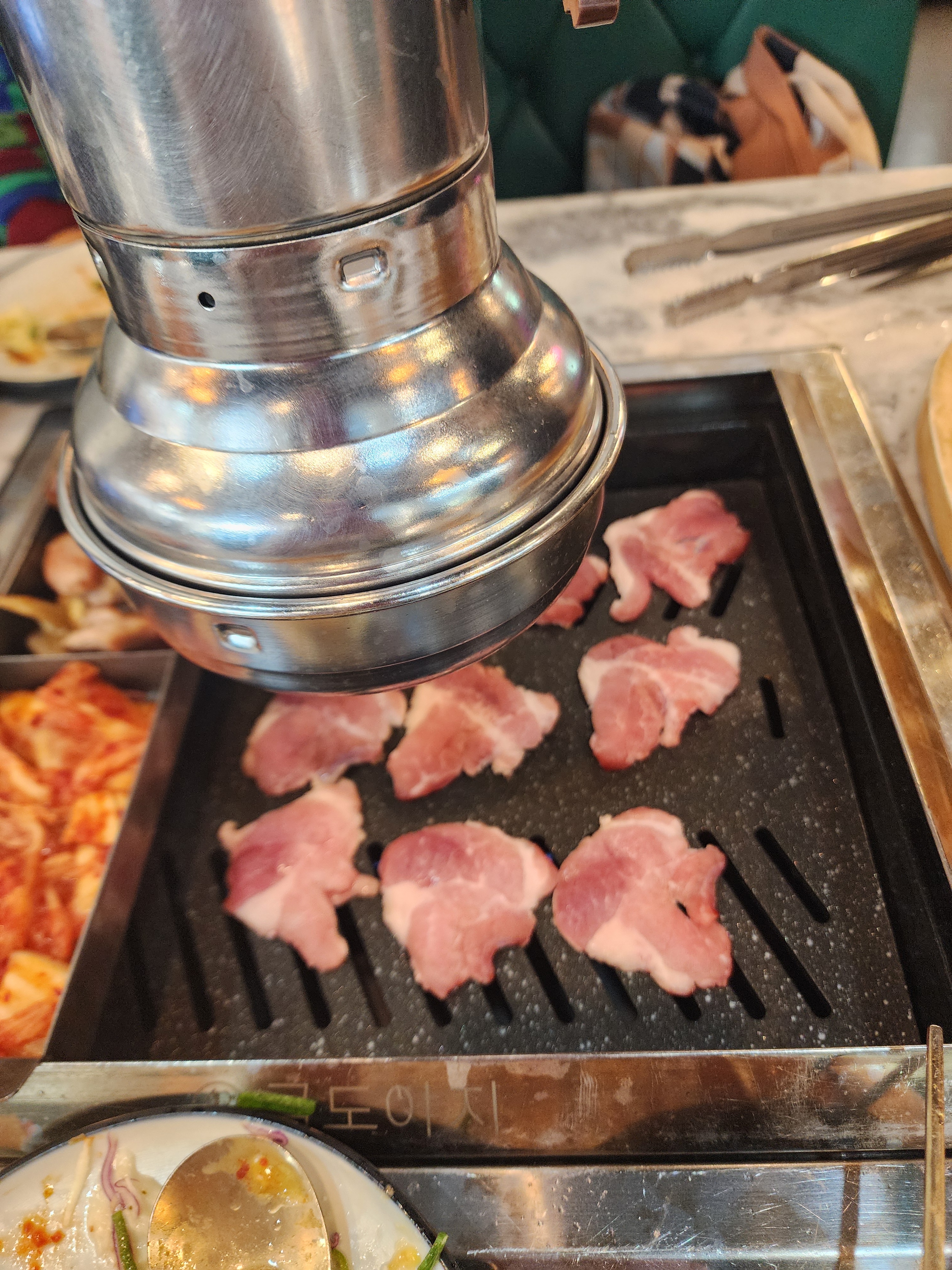 여기가 루원시티맛집이에요! 직접 고기를 구워주셔서 더 맛있는것 같아요. 고기 잡내도 없고,