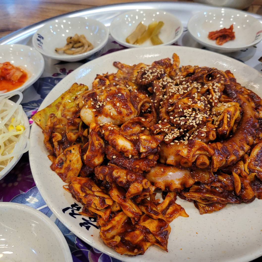 낙지볶음 매운맛 주문했는데 기대만큼 매워서 너무 맛있었어요. 밥 국 사이드 반찬은 무제한으