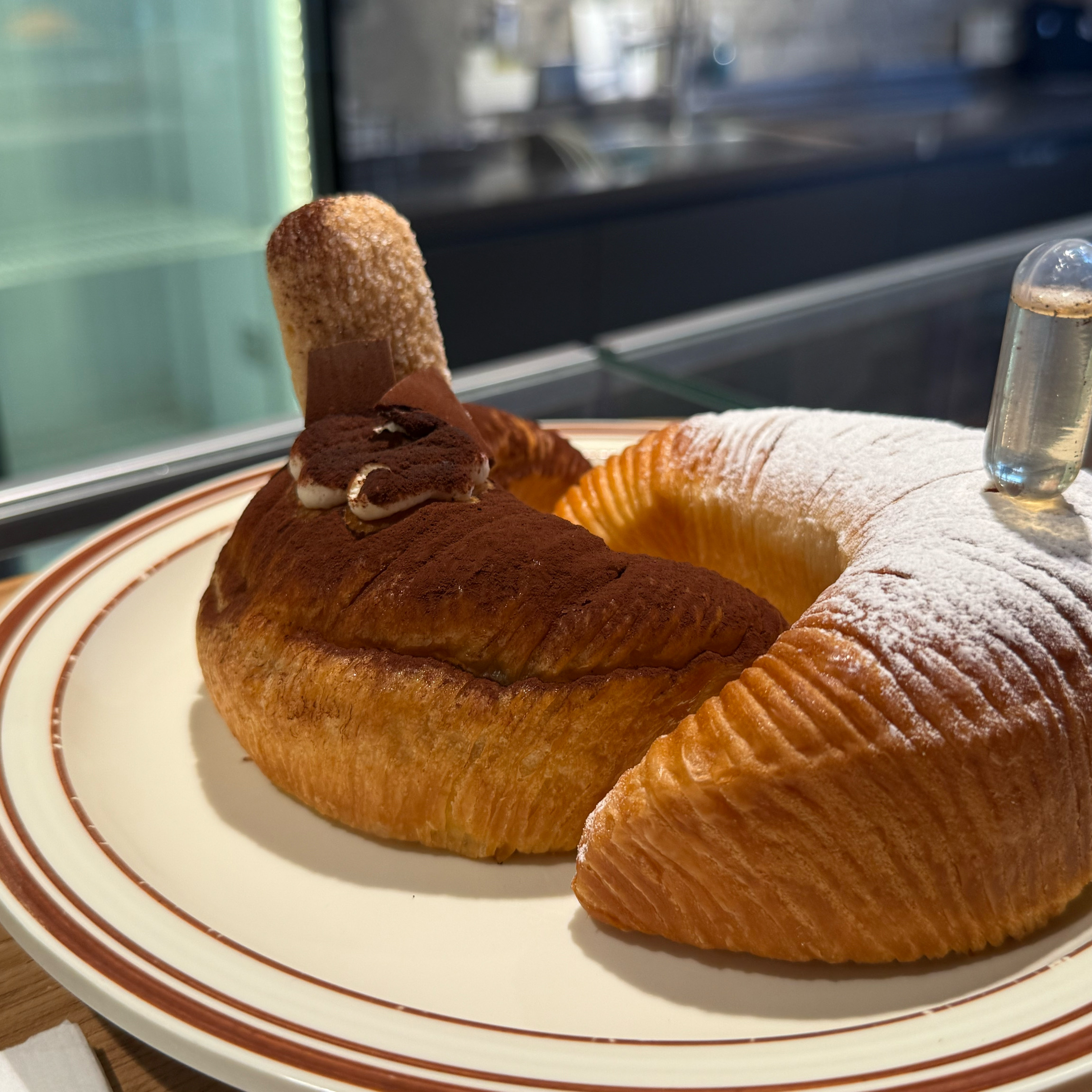 용두암 바다를 창가에서 바로 볼 수 있는데 내부 인테리어가 너무 예뻐서 가족 연인 친구 다