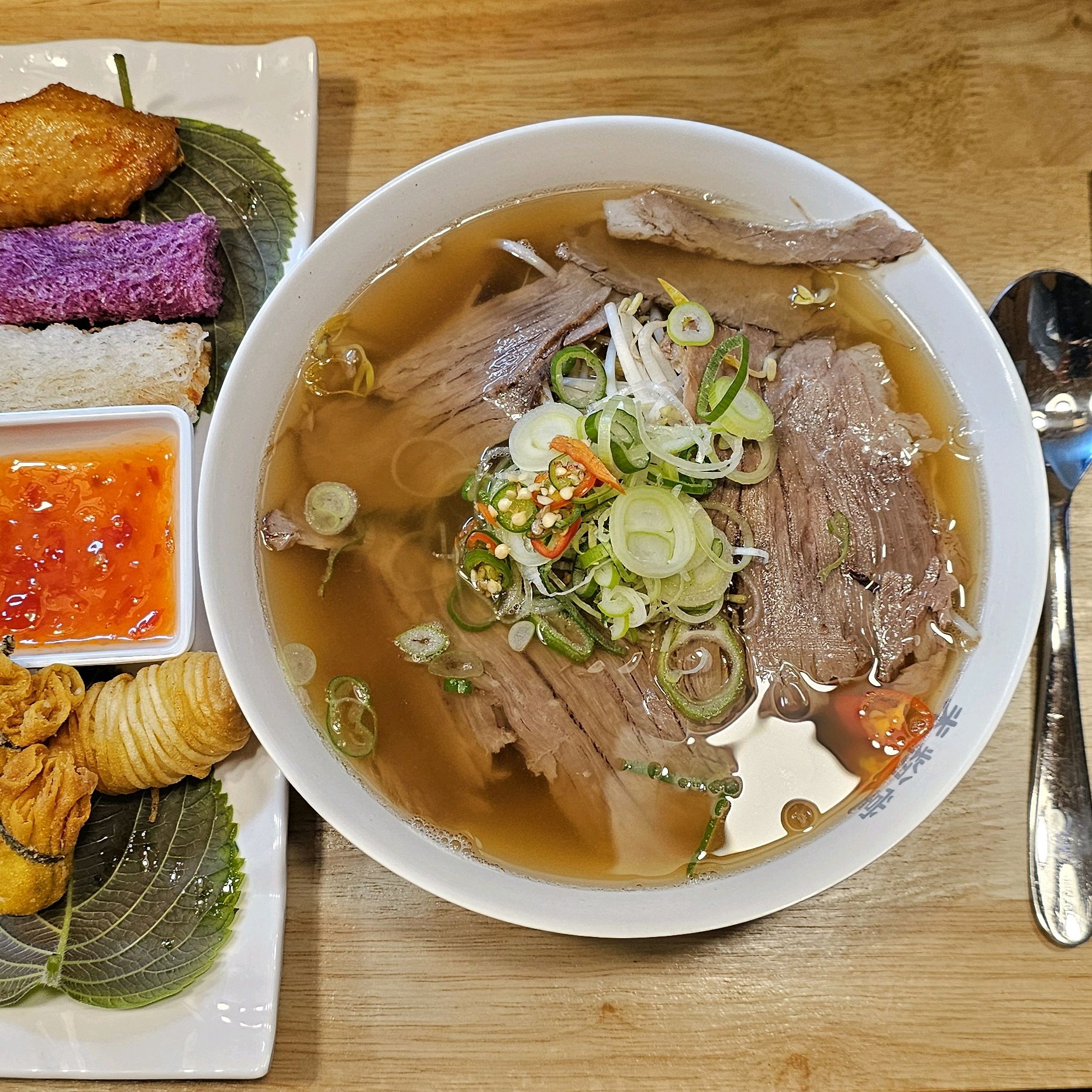 매장이 깔끔하고, 조용한 카페 느낌이라서 식사하기에 좋고, 음식도 맛있었어요. 직원분도 친