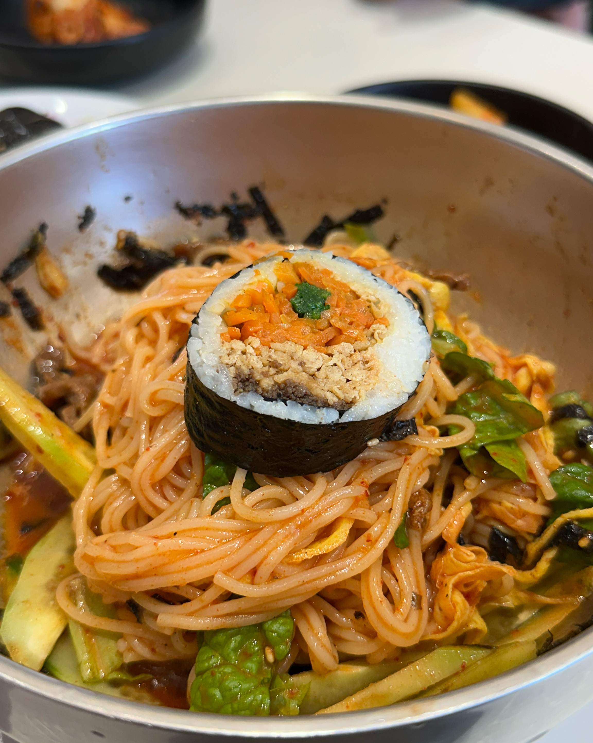 비빔국수 맵달맵달하고 수제비는 국물이 정말 시원하네요. 김밥도 속이 알차게 들어가있어서 배