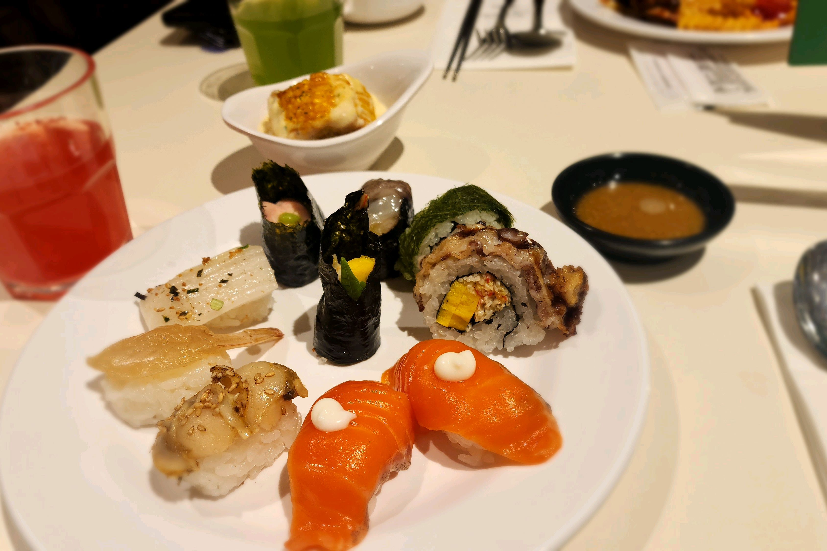 딸기시즌이라 상큼하고 눈길사로 잡는 메뉴가 많네요♡ - 광교 맛집 애슐리퀸즈 광교아브뉴프랑점