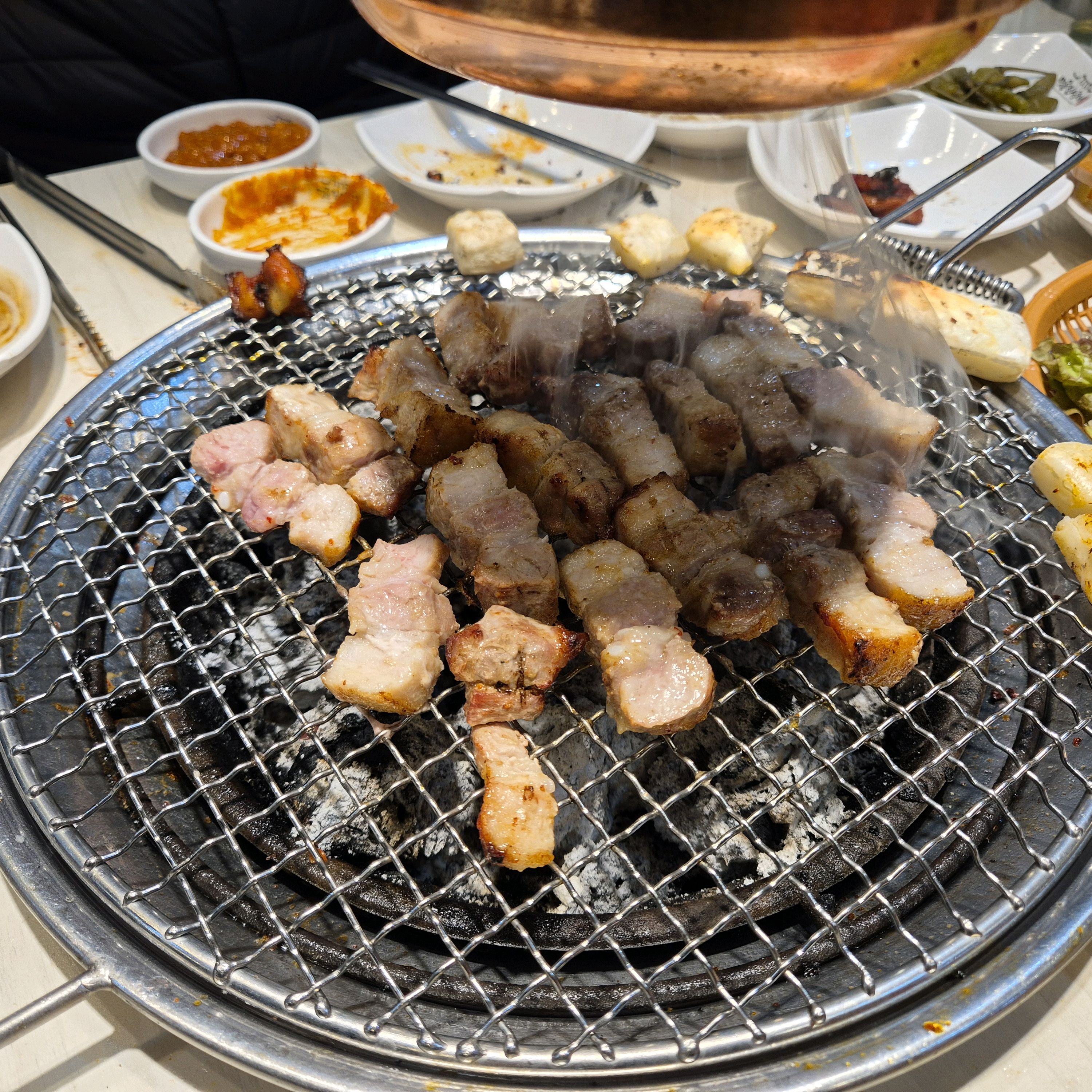 육즙이 팡팡~~고기 육질이 넘 좋아요.. - 곡반정동 맛집 명륜진사갈비 수원곡반정점