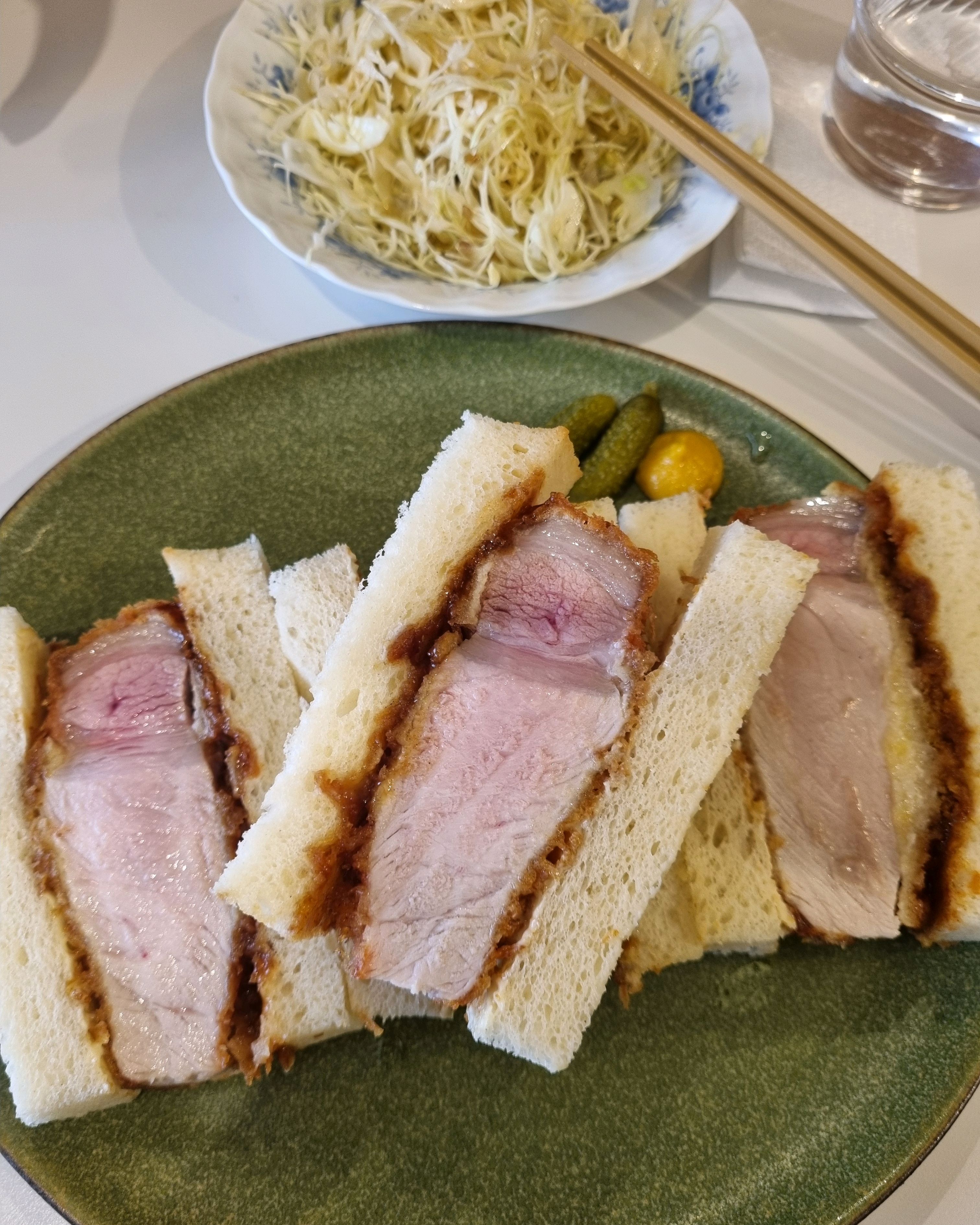 가츠산도 하나 시켜먹어도 딱 적당히 배부르고 좋았어요. 사장님이 너무 친절하시고 가츠산도를