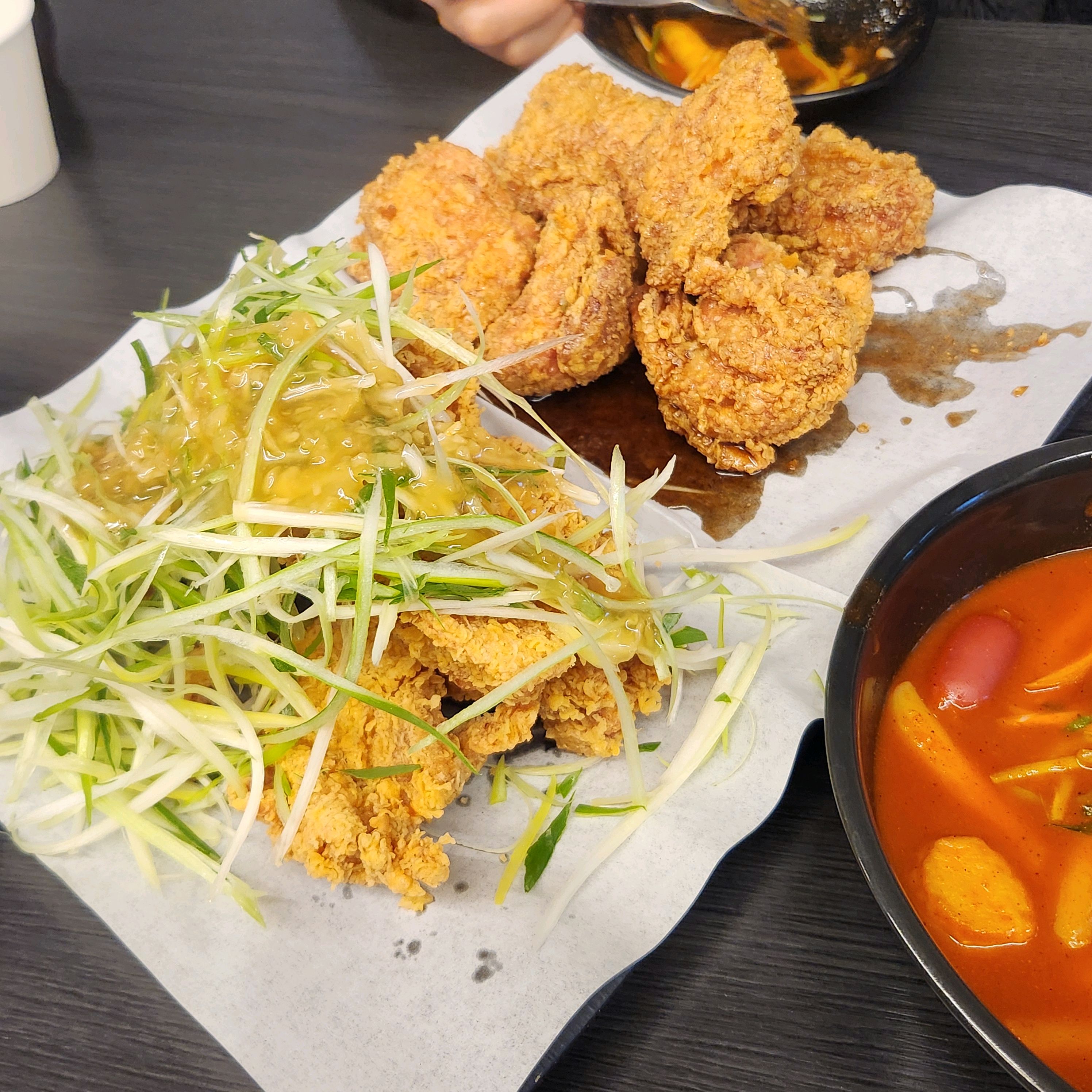 치킨이 엄청 바삭거리고 양념들도 너무나 맛있었어요! 떡볶이는 카레향이 나서 좋았어요😋 파닭