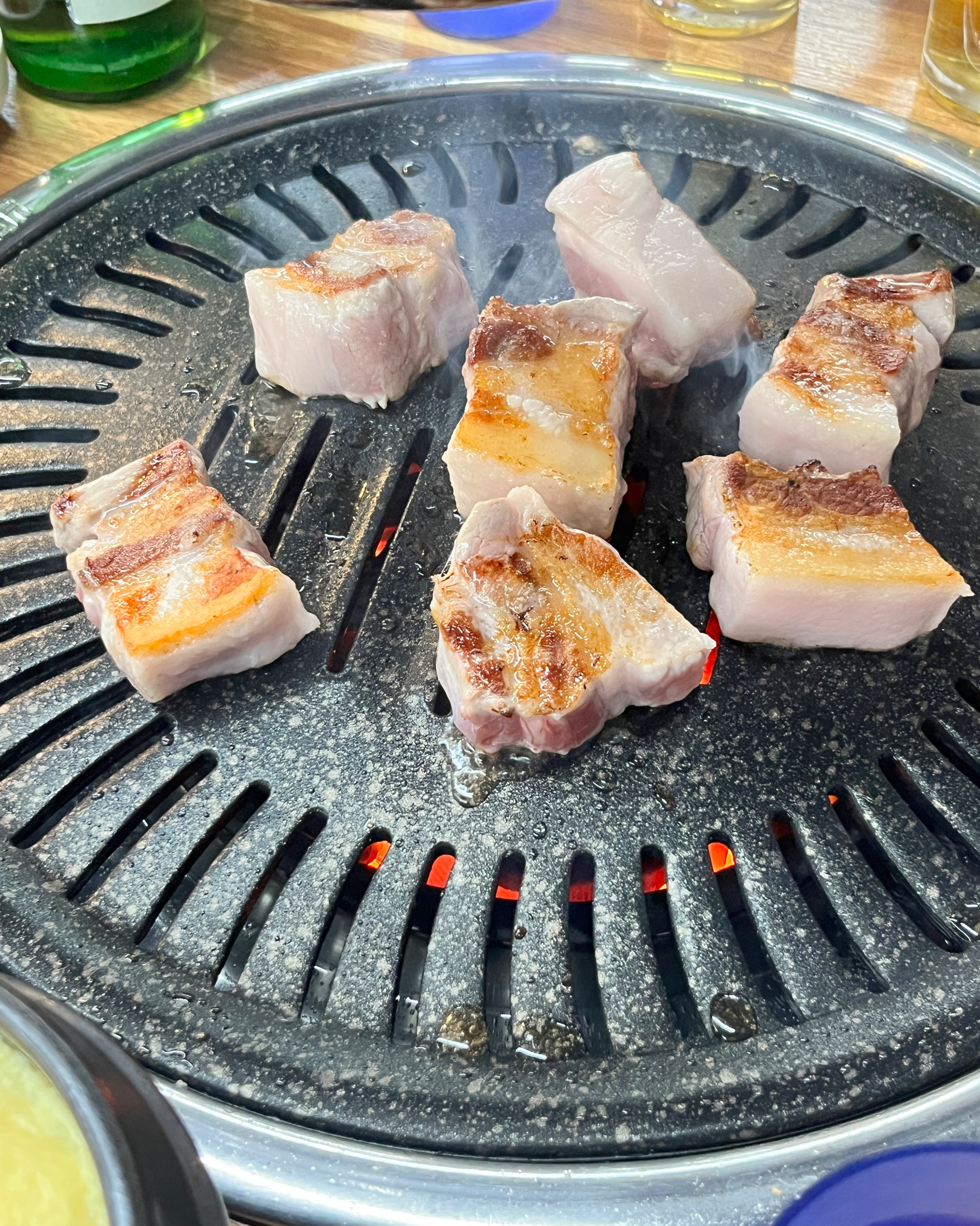 동네에서 맛있기로 유명한 삼겹살집이라고 해서 방문했는데 소문대로 정말 맛있었어요!! 반찬도