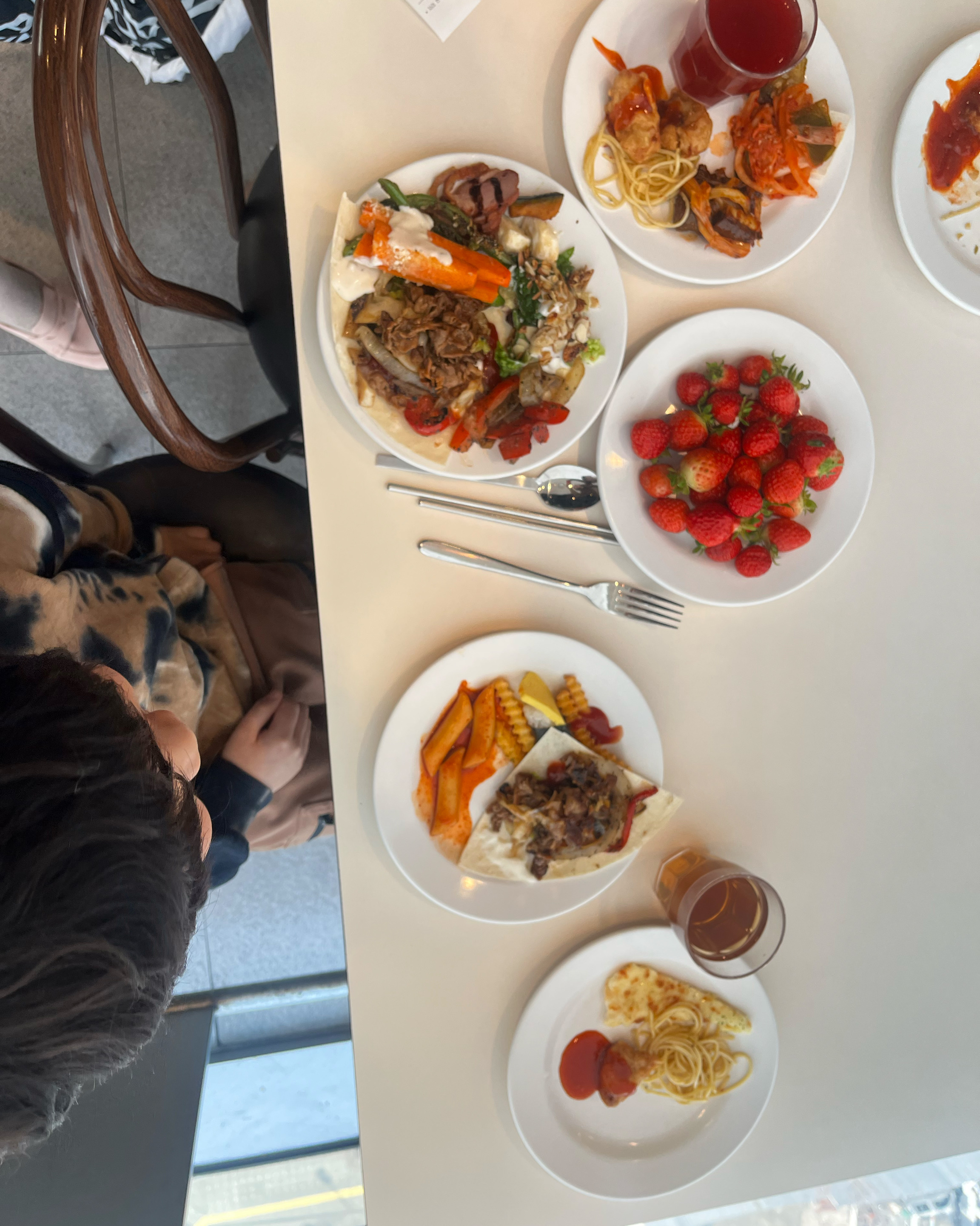 오늘도 역시나 배터지게 먹고갑니다. 딸기가 작지만 너무너무 달고 신선해요!!! 타코맛있고,
