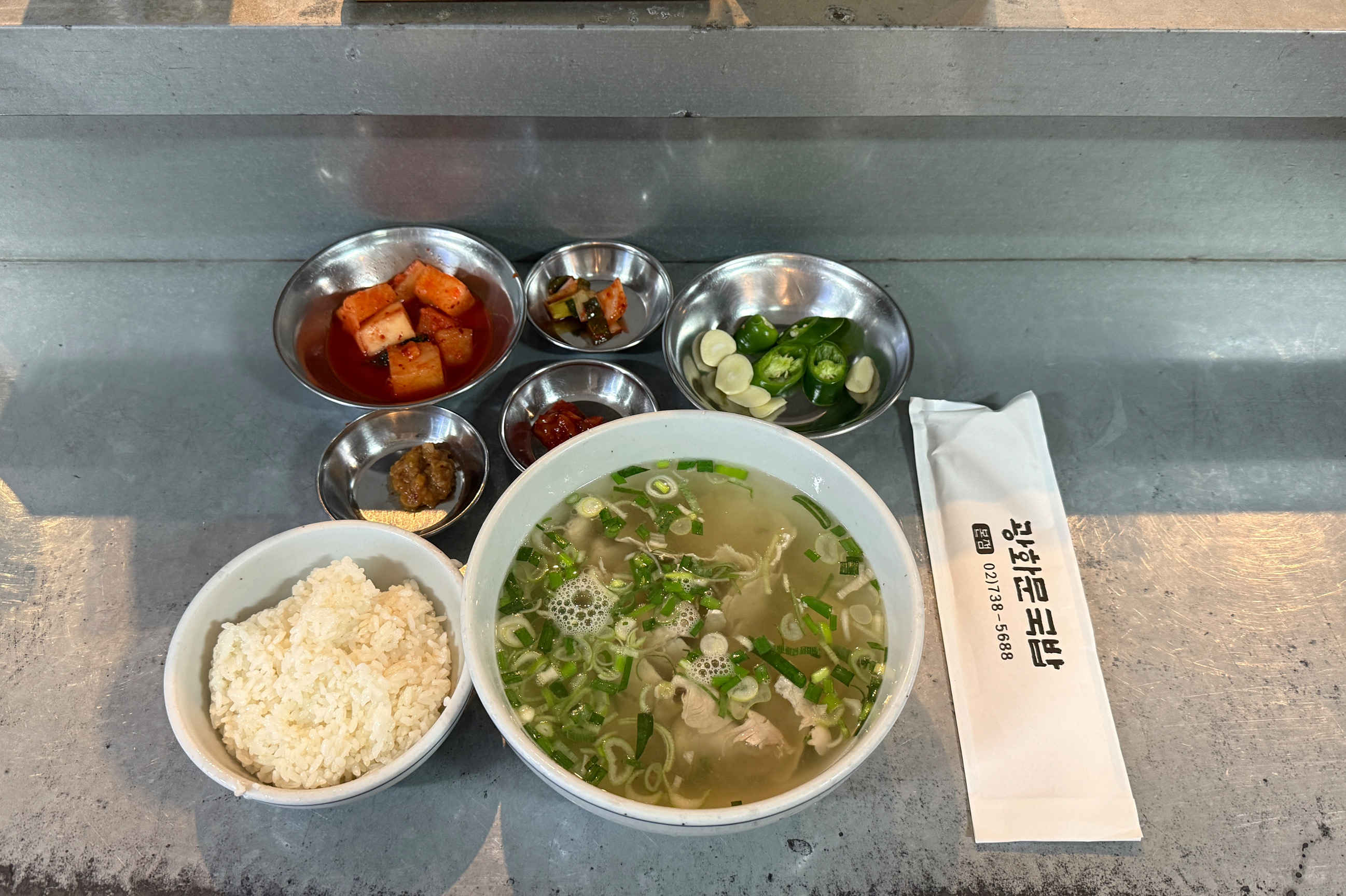 물에 빠뜨린 고기 좋아하는 이 사람은 좋아할 수밖에 없는 ••• 국밥으로 육 년 연속 빨간