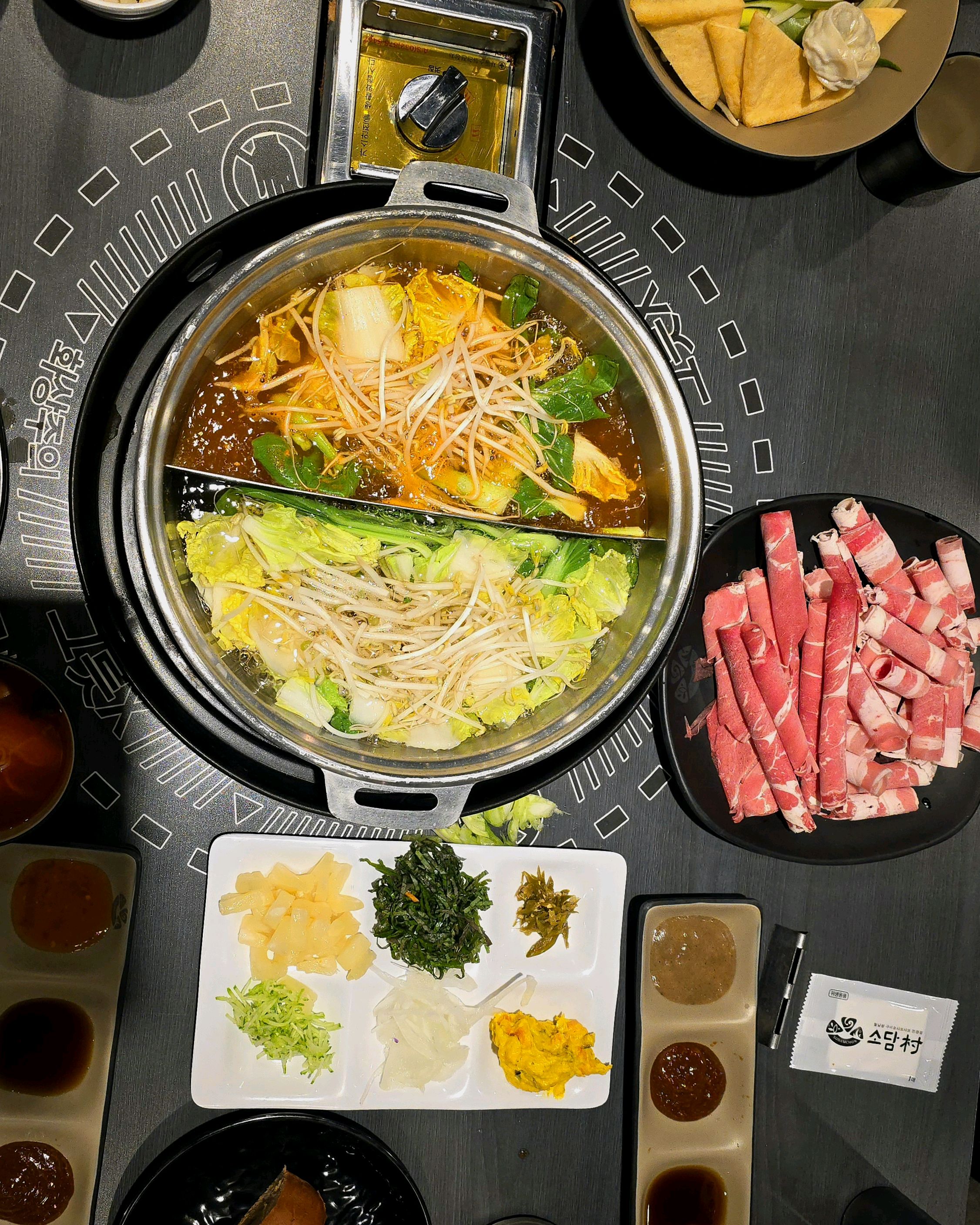 늦은 저녁이라 한적한 분위기에서 여유롭게 식사했어요. 열무국수는 언제 먹어도 시원하고 맛있