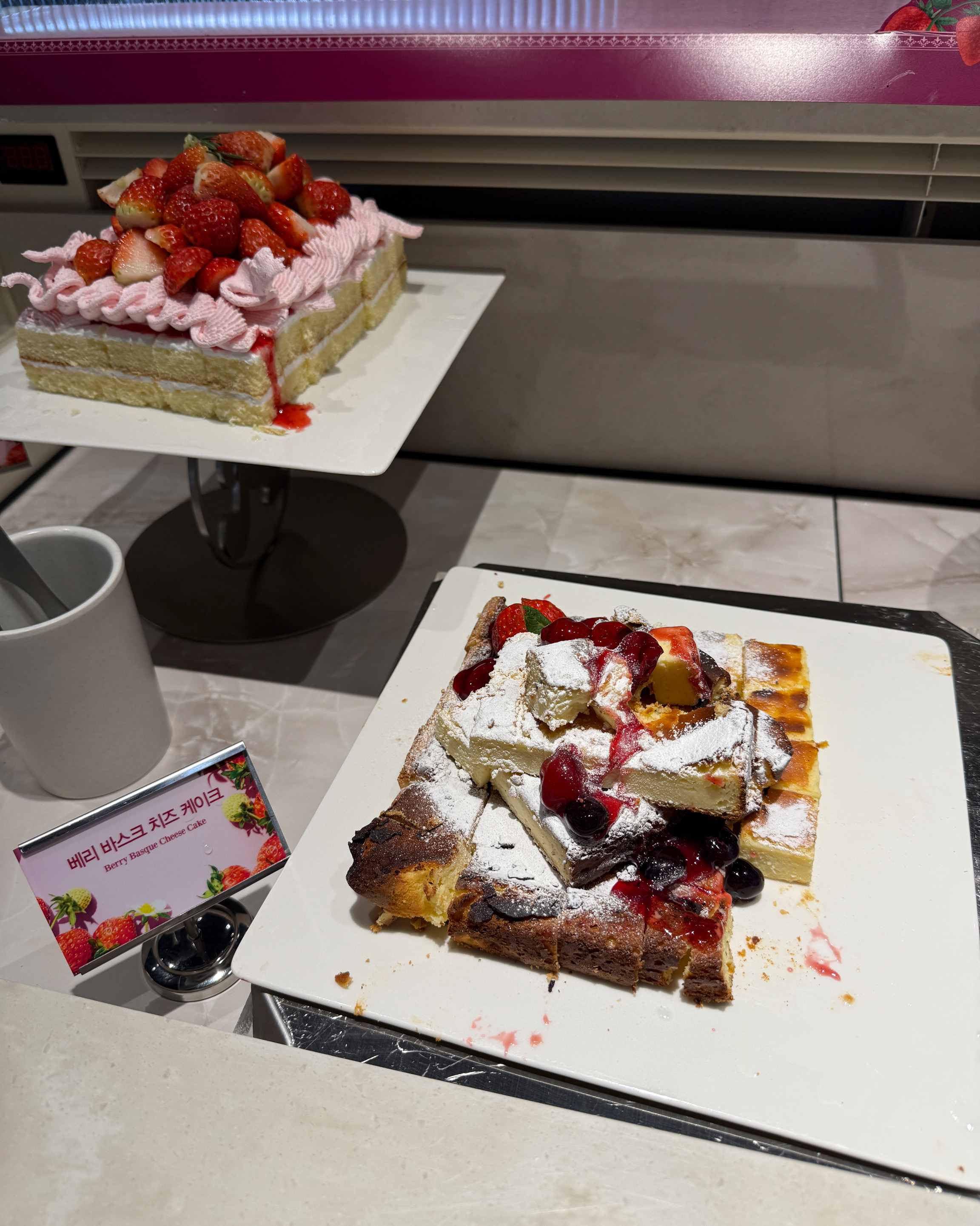애슐리 딸기축제 넘 기대했는데 디저트 하나하나 다 너무 맛있었어요!!✨✨생딸기도 작긴한데