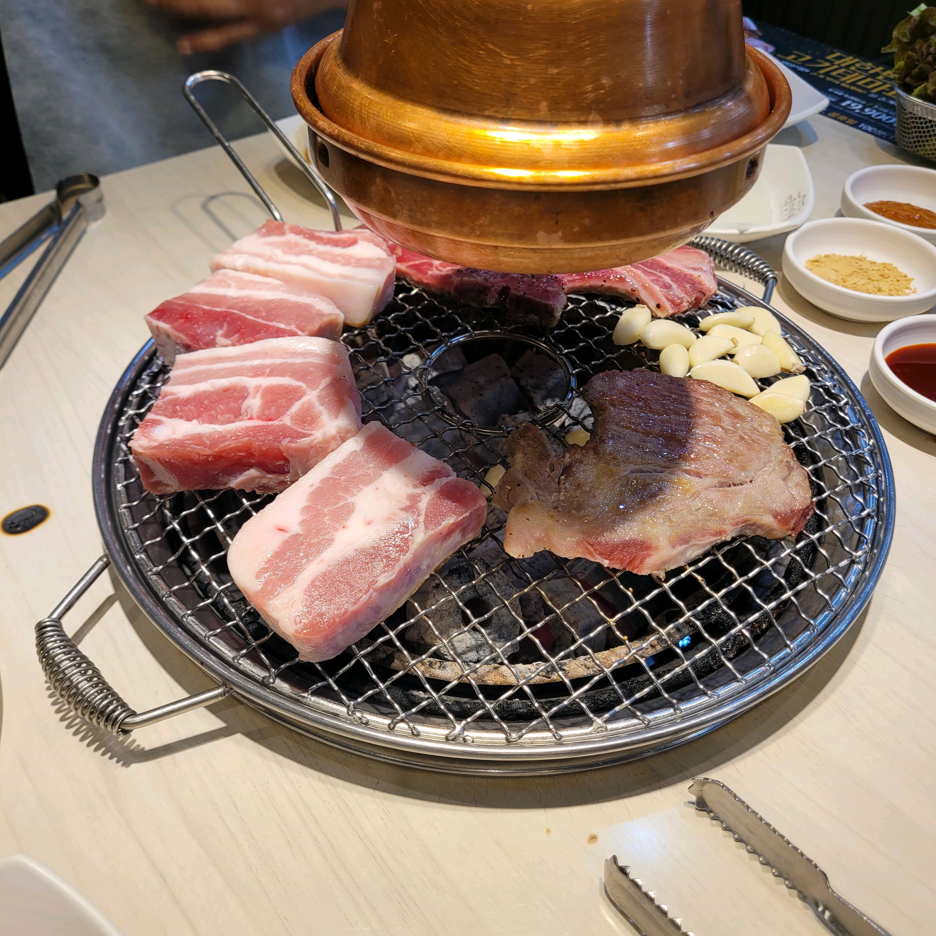 얼마전에도 서버분이 너무 친절해서 또 왔는데 오늘도 역시 친절하시더라구요!! 미얀마에서 오