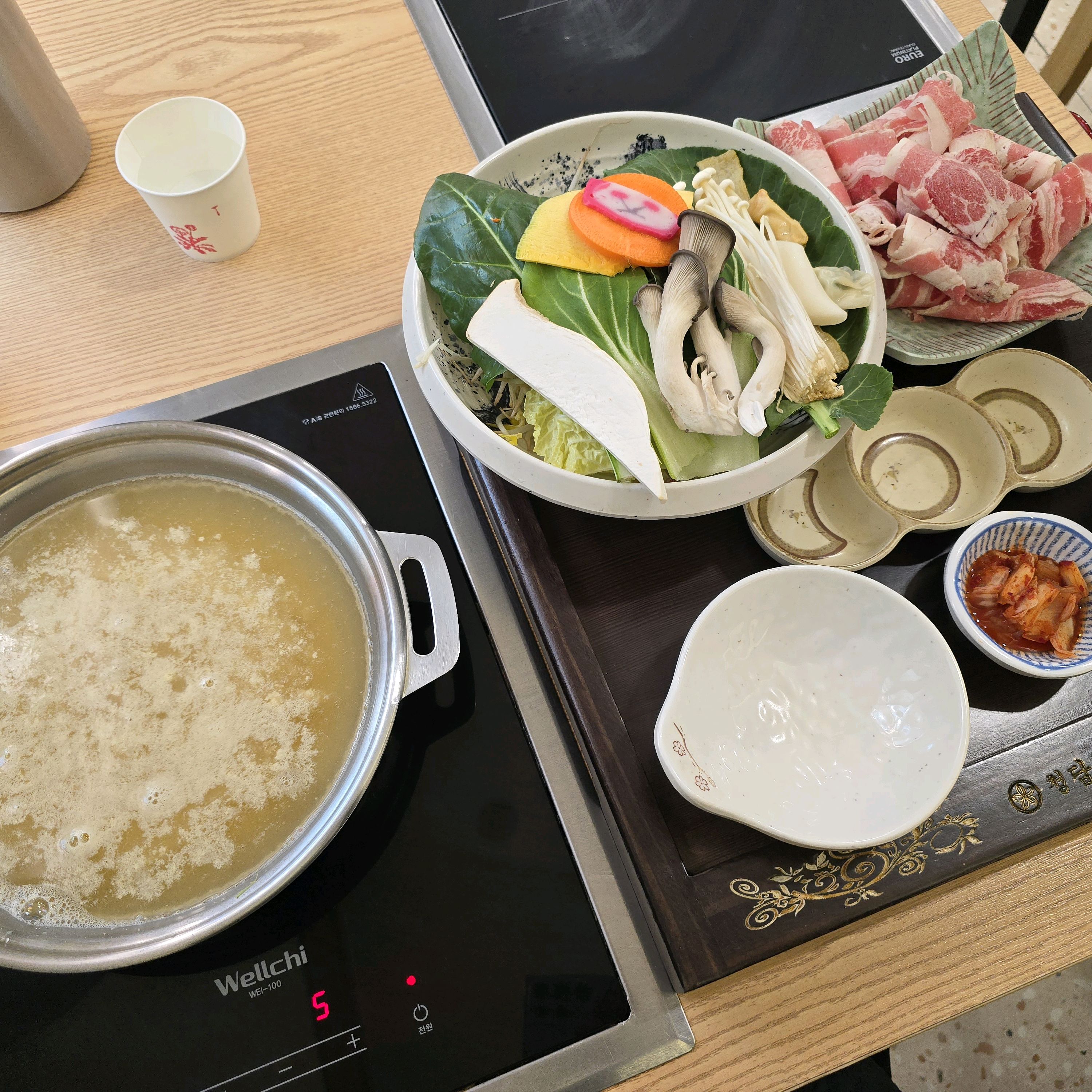 사장님이 매우 친절하시고, 기본 샤브 세트도 정말 맛있어요!! 샤브샤브 기본 구성에 면이