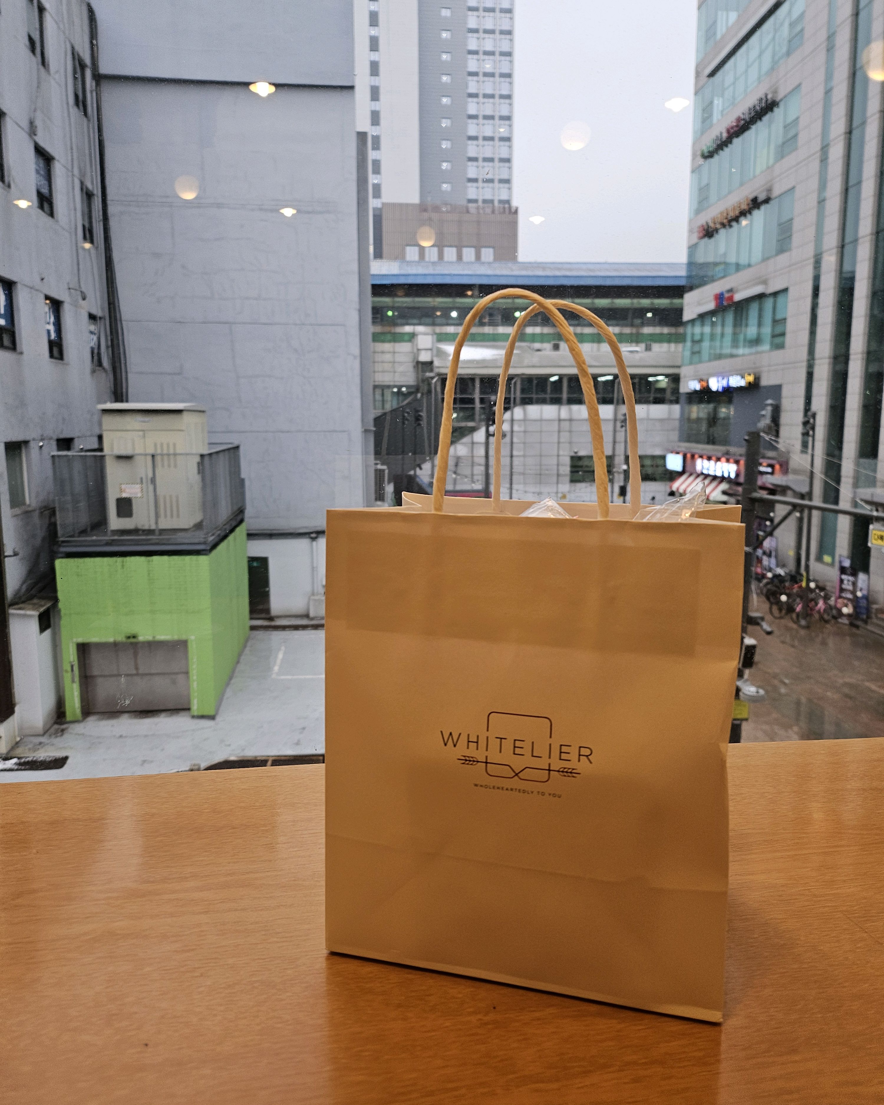 빵이 쫄깃해서 계속 뜯어 먹게 되네요 인기 많은 이유가 있는듯 👍👍 - 압구정 맛집 화이트리에 압구정점
